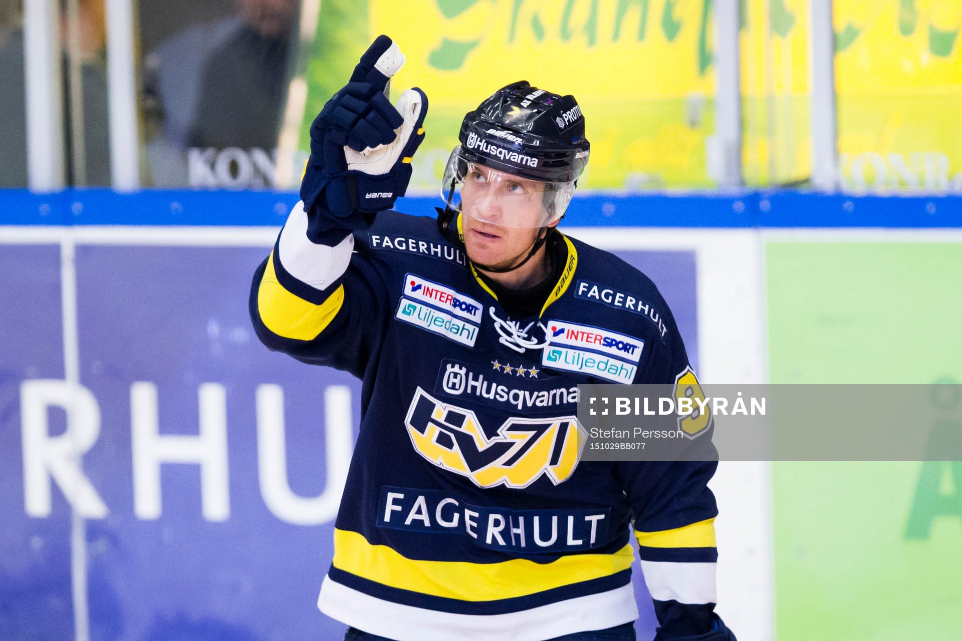 s Teemu Laine jublar