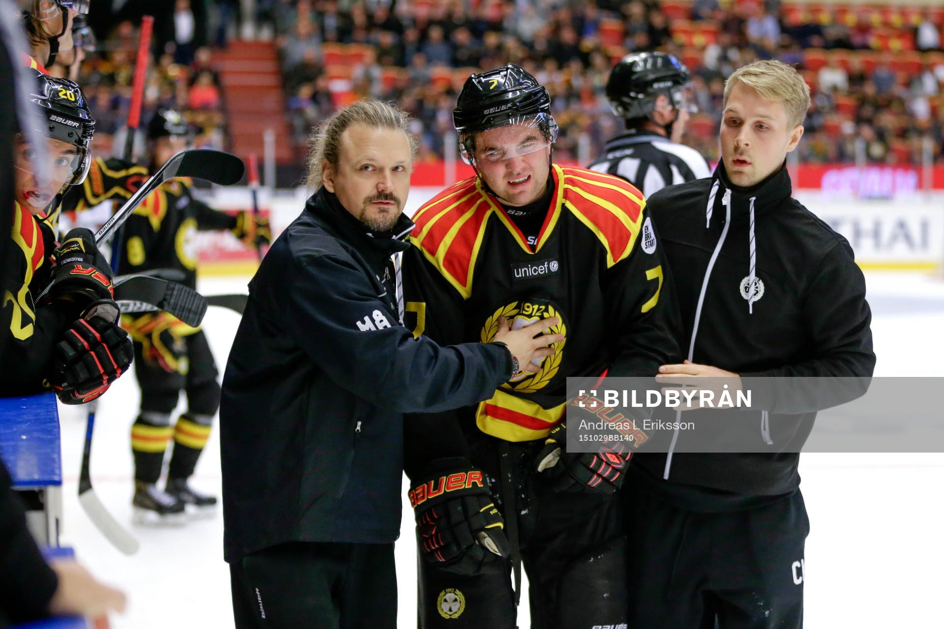 Brynäs Ponthus Westerholm får hjälp att ta sig av isen