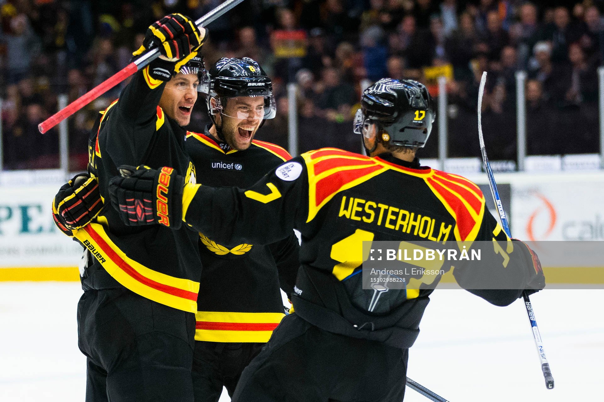 Brynäs Sondre Olden och Pathrik Westerholm gratulerar