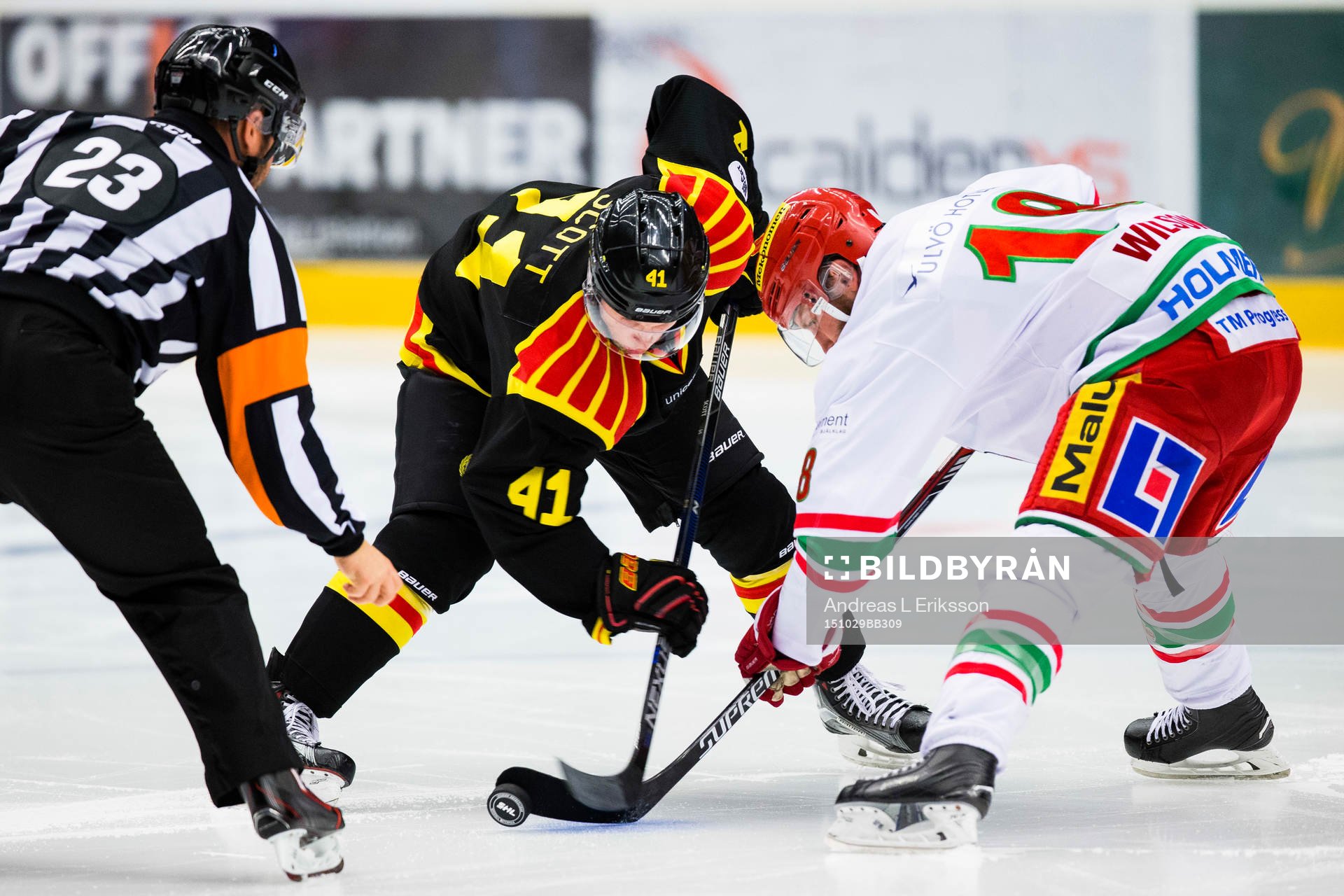 Brynäs Greg Scott tekar mot Modos Kyle Wilson