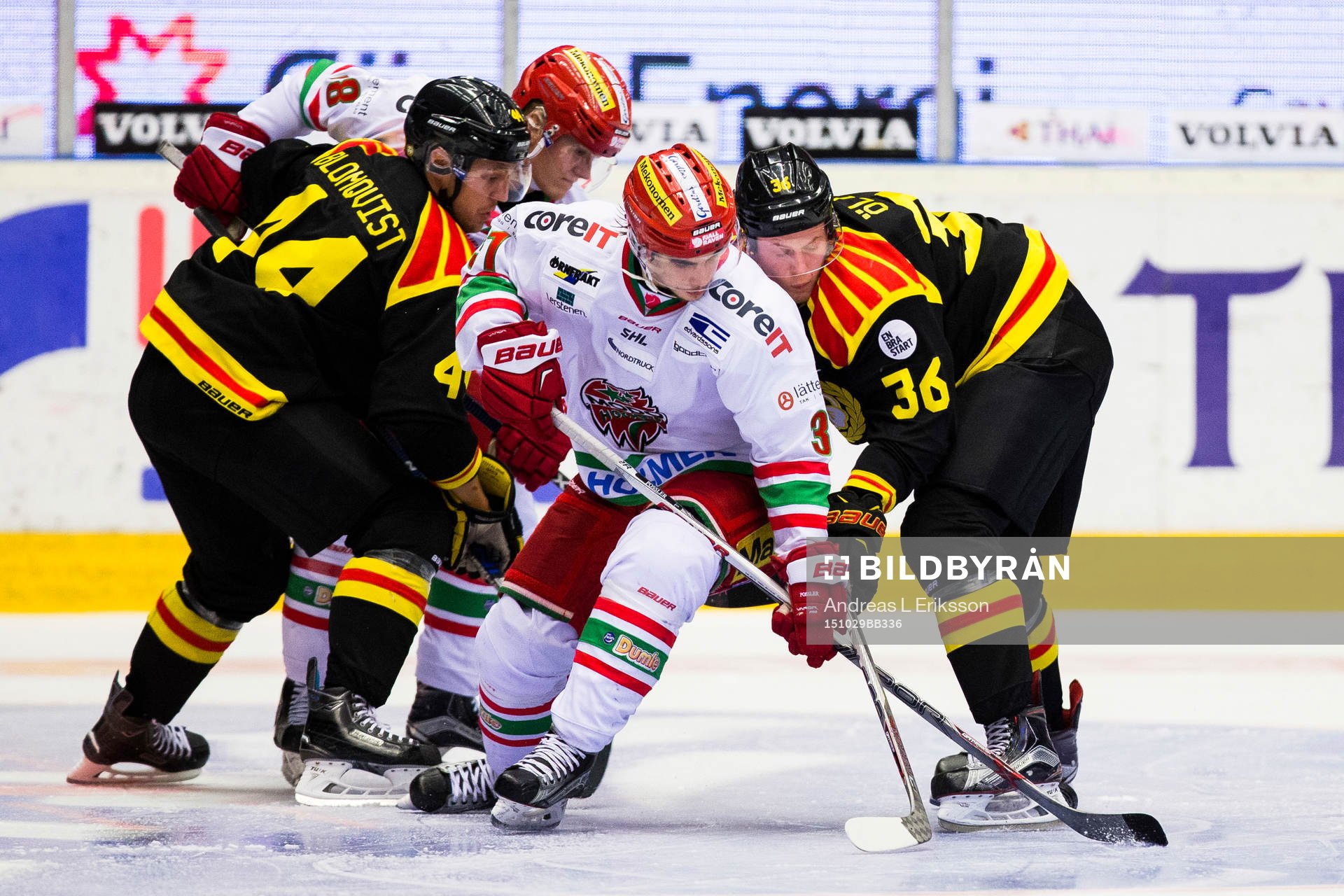 Brynäs Jacob Blomqvist och Linus Ölund <i kamp om pucken