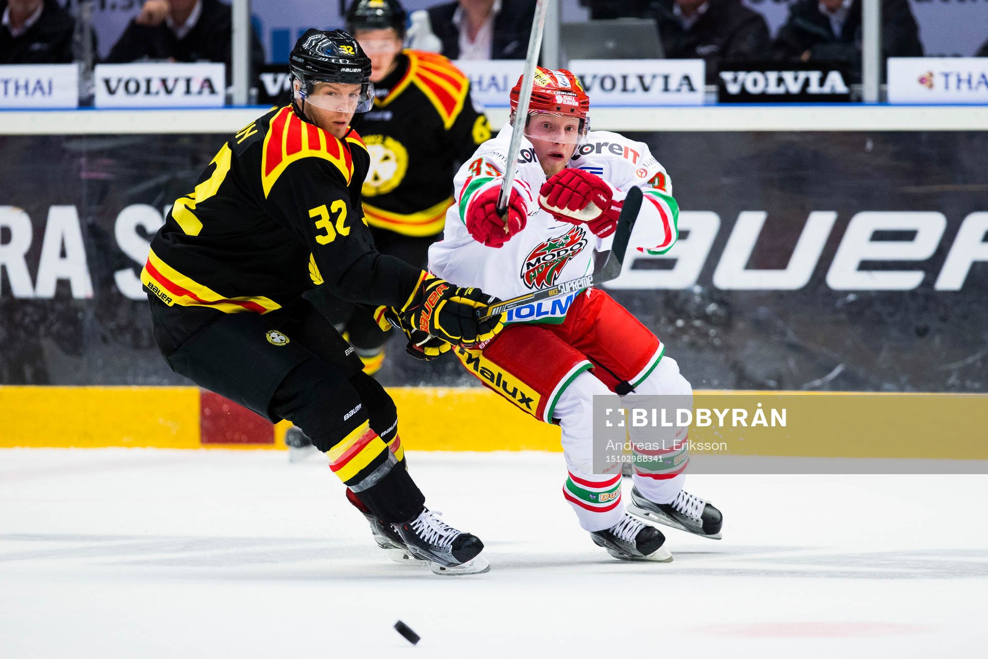 Brynäs Nick Johnson i kamp om pucken med Modos Kristian