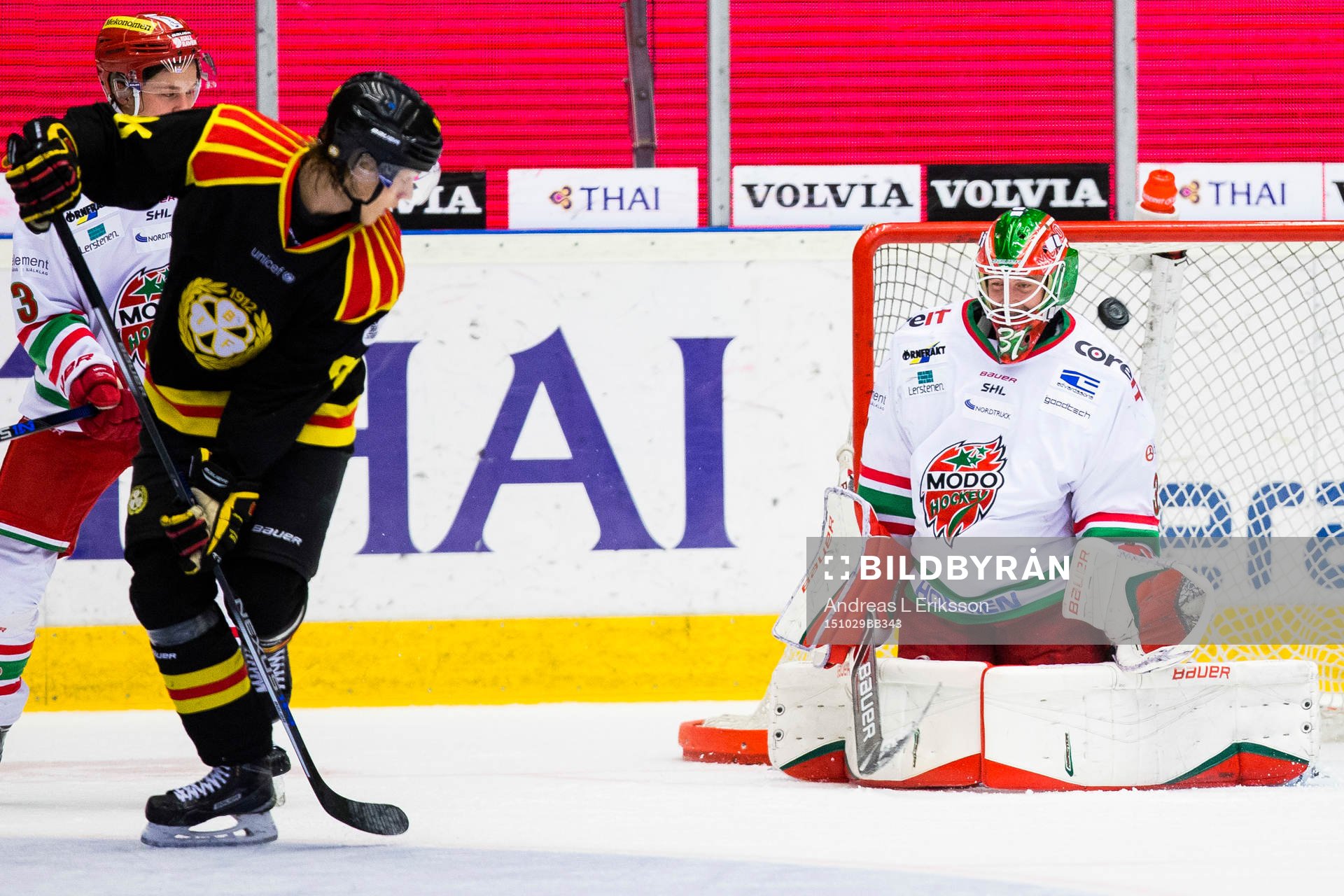 Brynäs Oskar Lindblom styr pucken över Modos målvakt