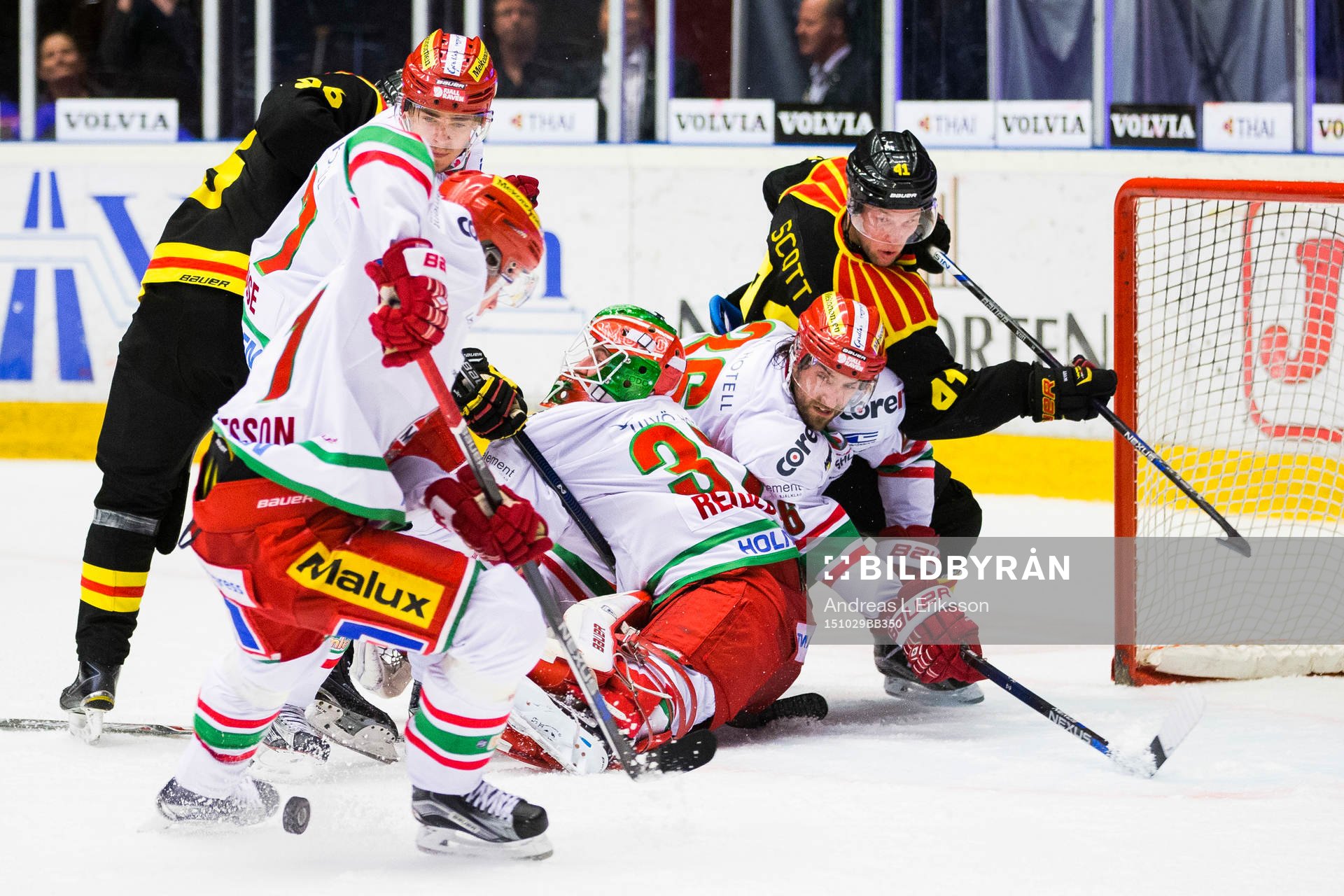 Brynäs Greg Scott trycker sin in bakom Modos målvakt Adam