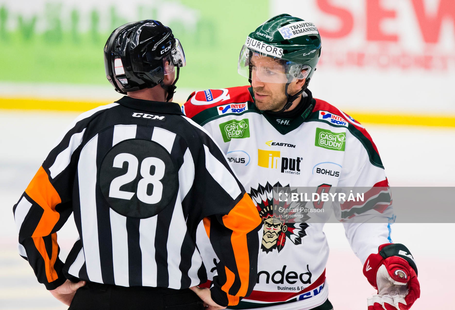 Domare Mikael Holm i samtal med Frölundas Joel Lundqvist