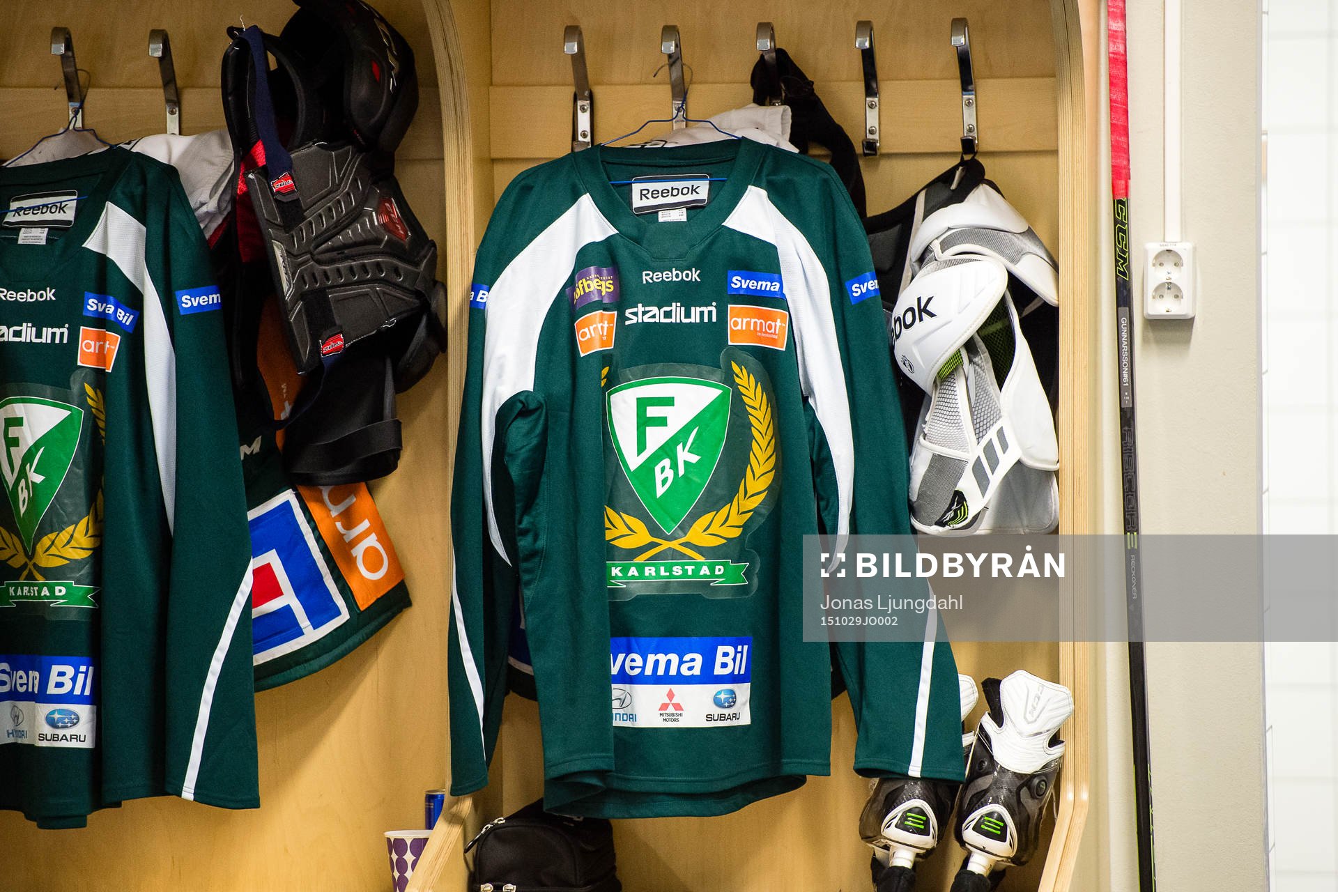 Färjestadströja hänger i omklädningsrummet