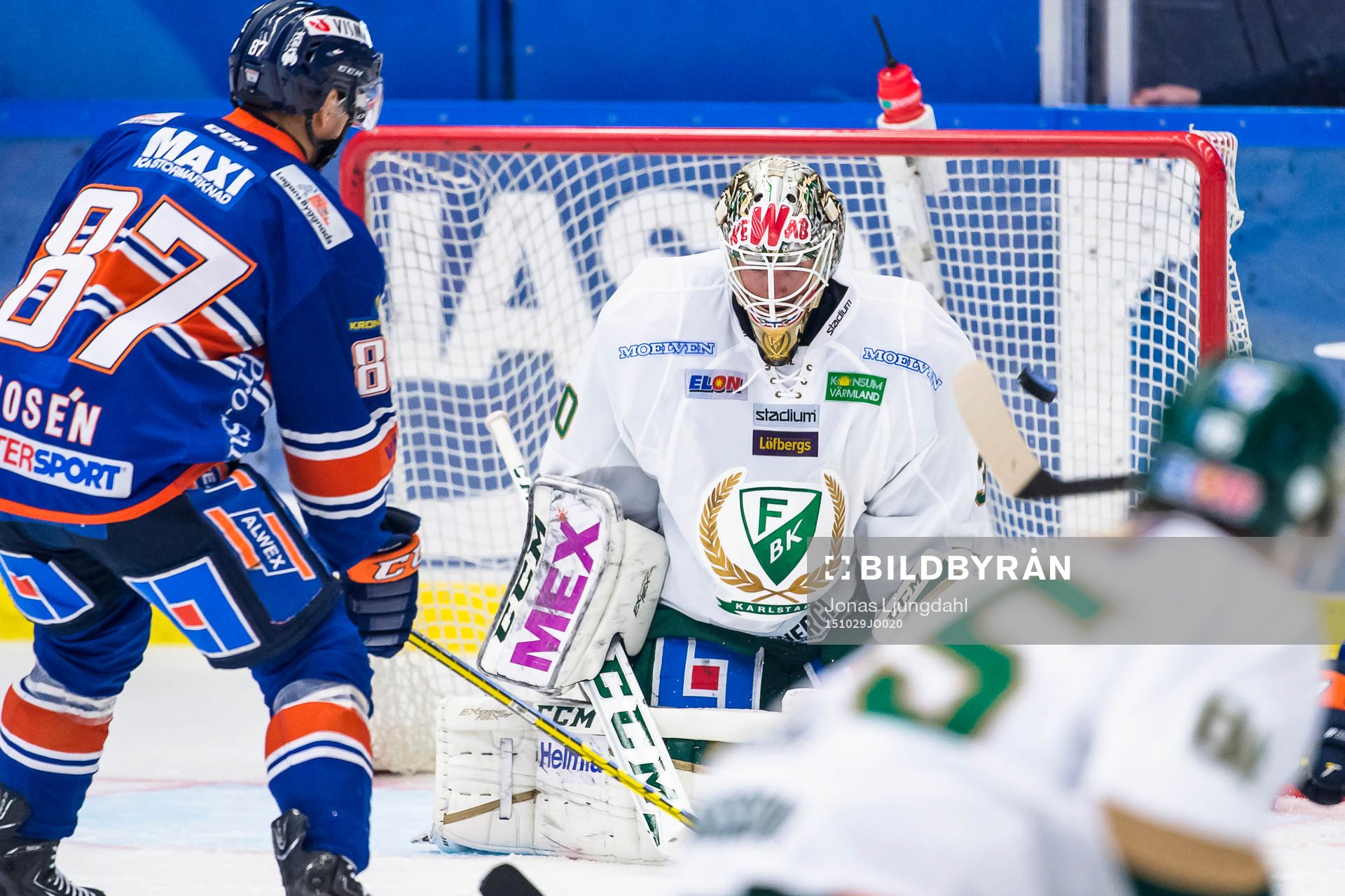 Växjös Robert Rosén skjuter pucken i mål till 2-0 bakom