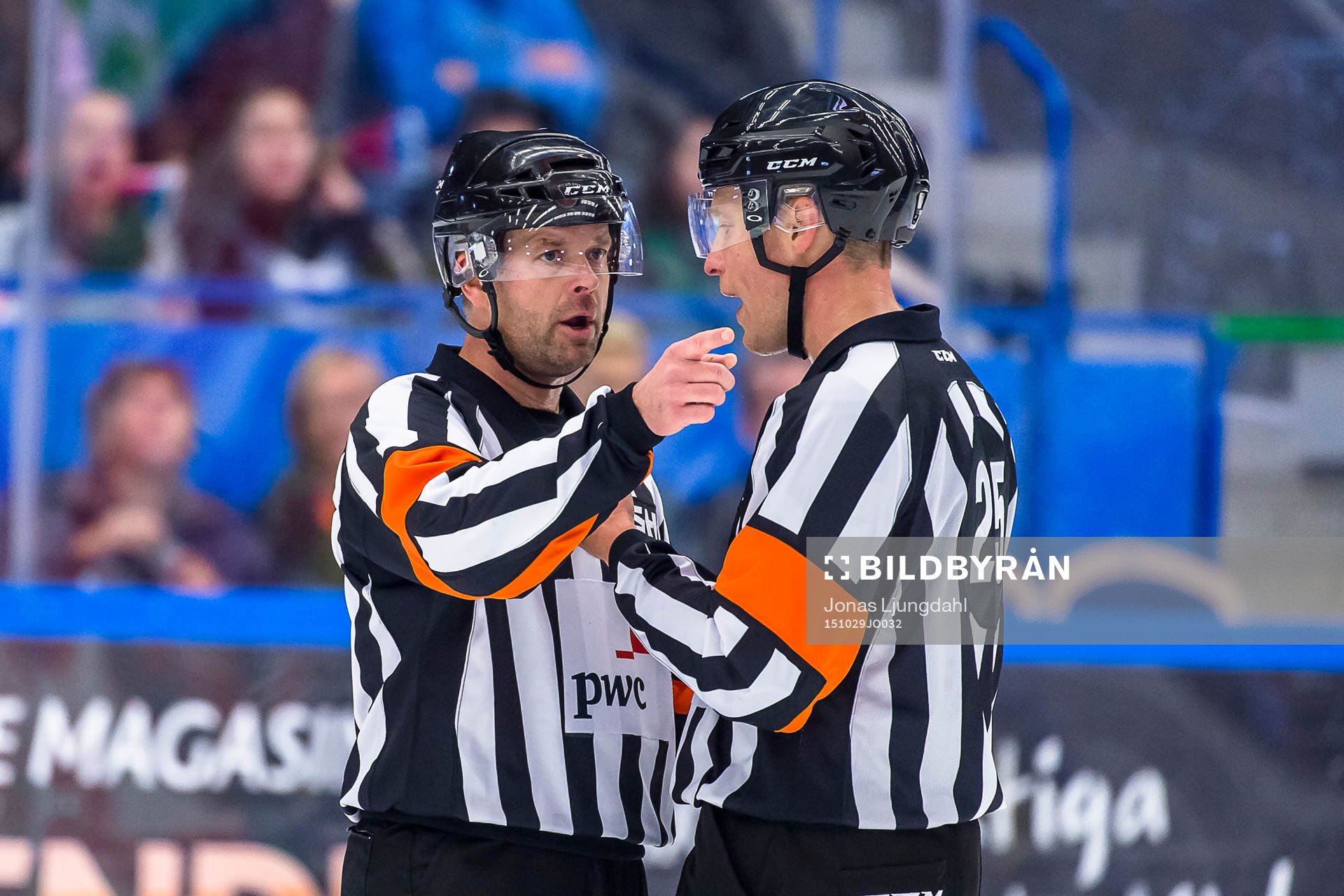 Domare Patrik Sjöberg och Tobias Björk pratar