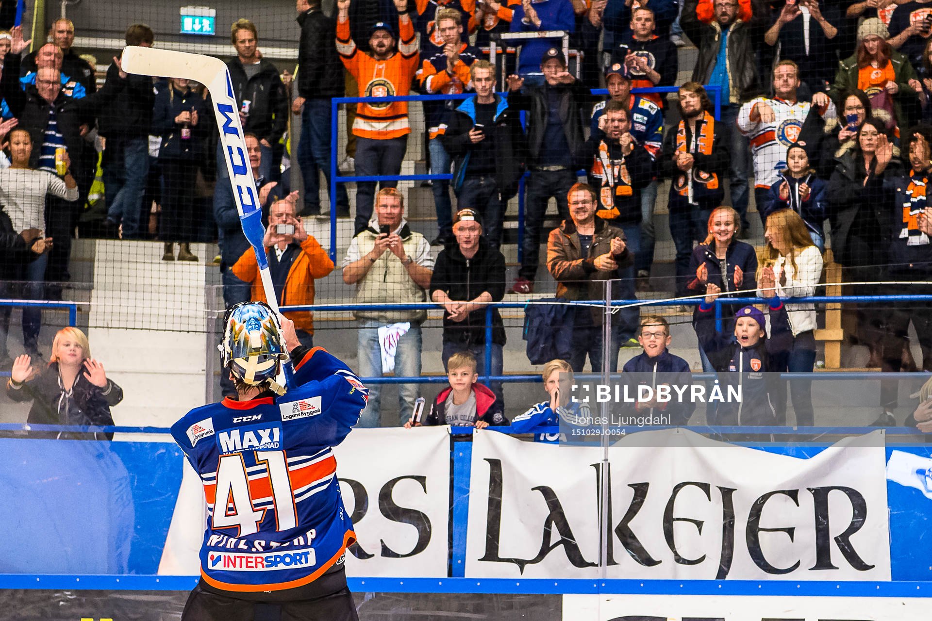 Växjös målvakt Cristopher Nihlstorp jublar framför