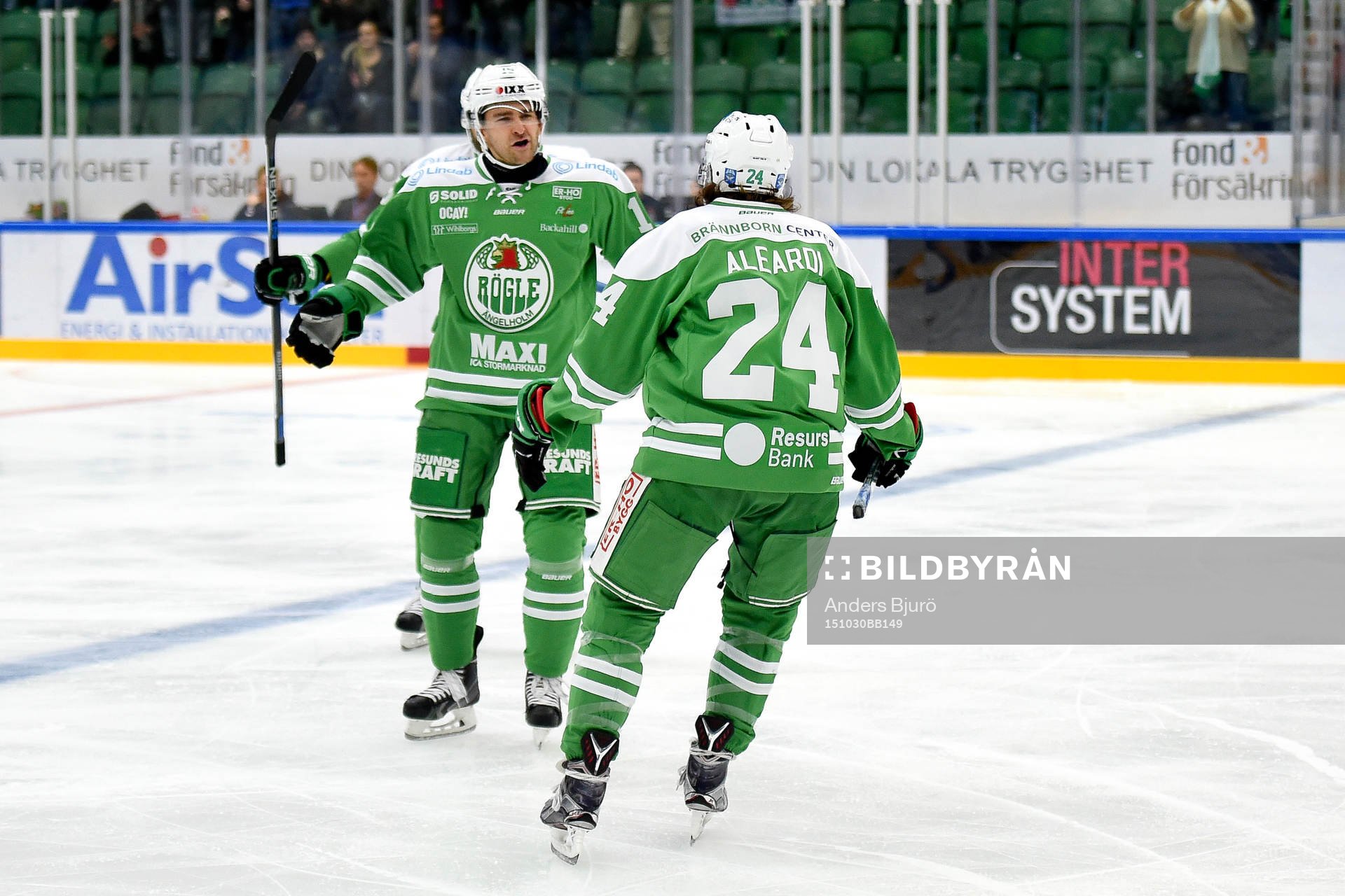 Rögles Dominik Granak jublar med Alex Aleardi (vänd från