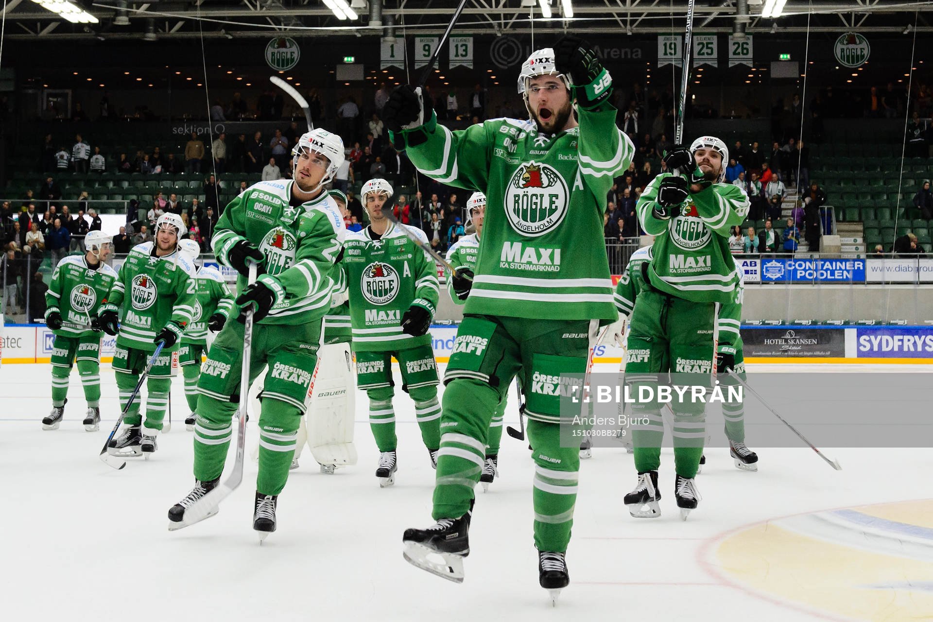 Rögles spelare jublar och tackar sina supporters
