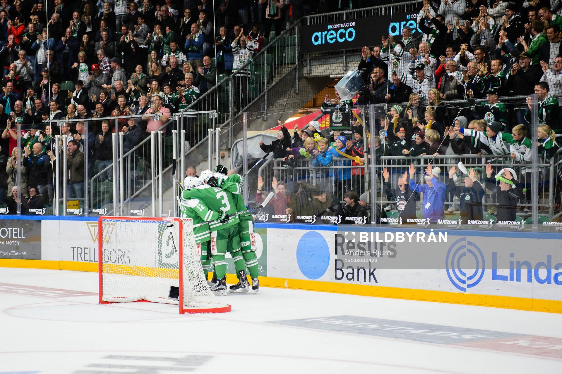 Rögles spelare firar Almen Bibic