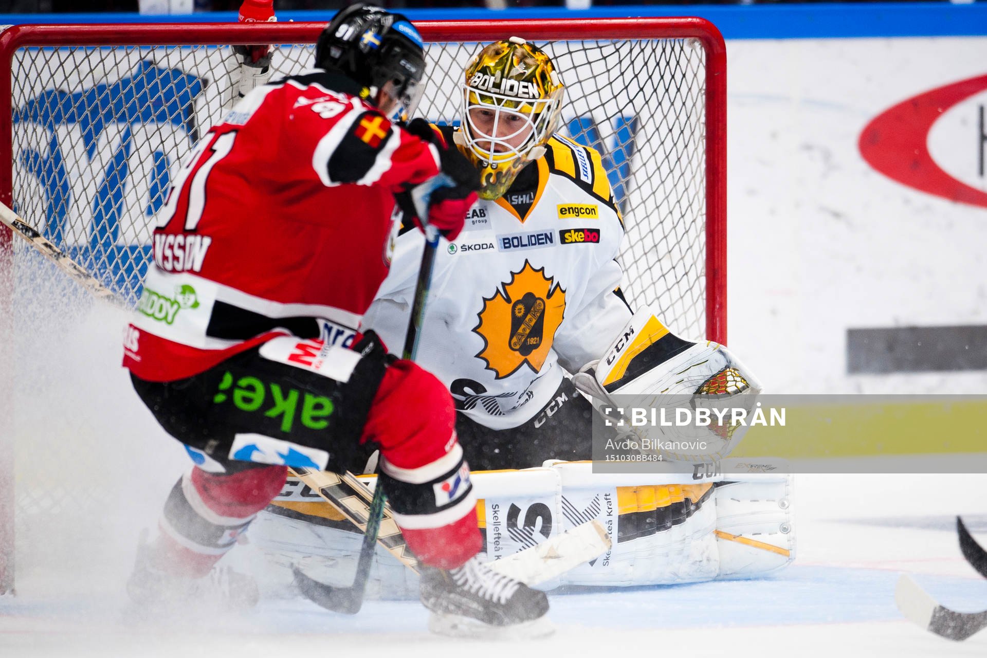 Malmö Redhawks Björn Svensson framför Skellefteås