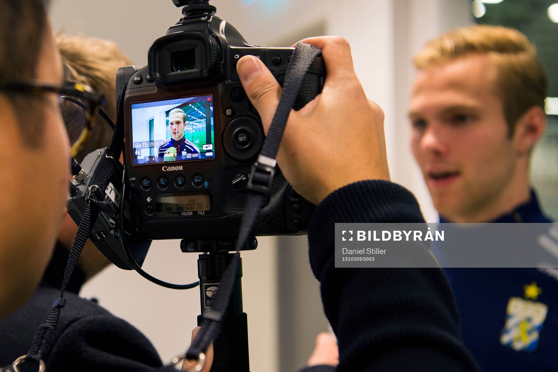 Gustav Engvall blir intervjuad av media