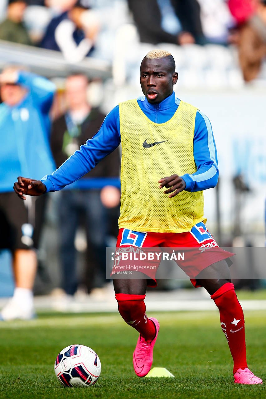 Norrköpings Alhaji Kamara värmer upp