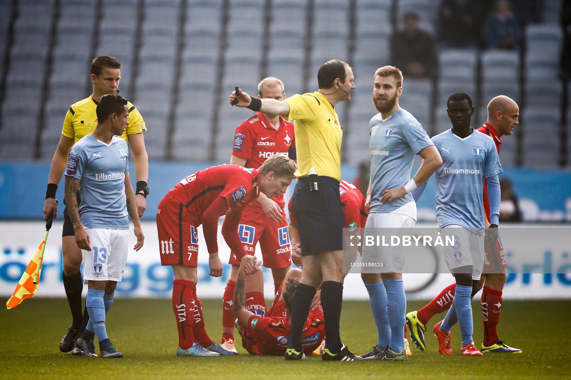 Malmös Rasmus Bengtsson i samtal med Domare Jonas Eriksson efter att Malmös Markus Rosenberg fått rött kort under fotbollsmatchen i Allsvenskan mellan Malmö FF och Norrköping den 31 oktober 2015 i Malmö.