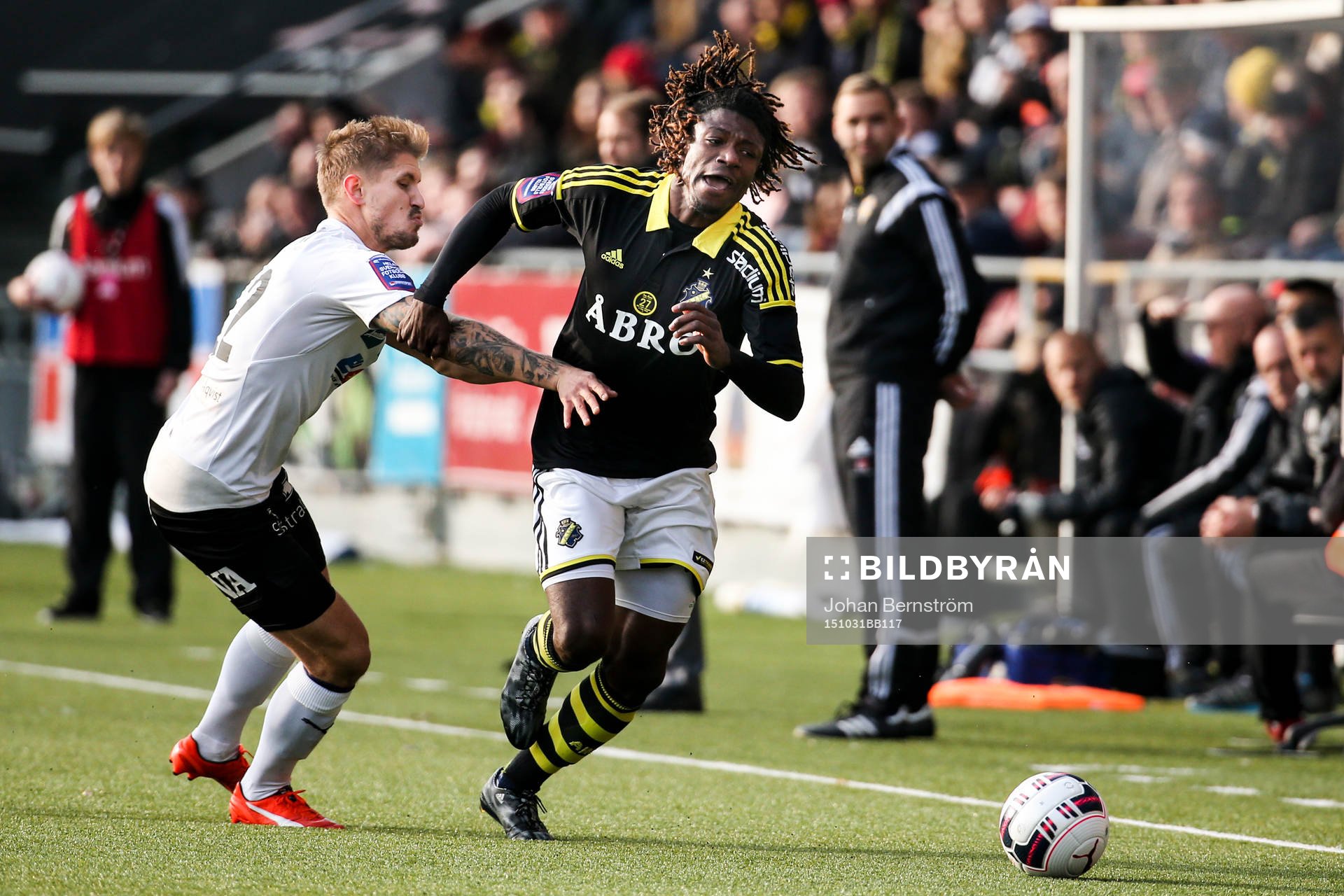 s Mohamed Bangura tar sig förbi en Örebros spelare