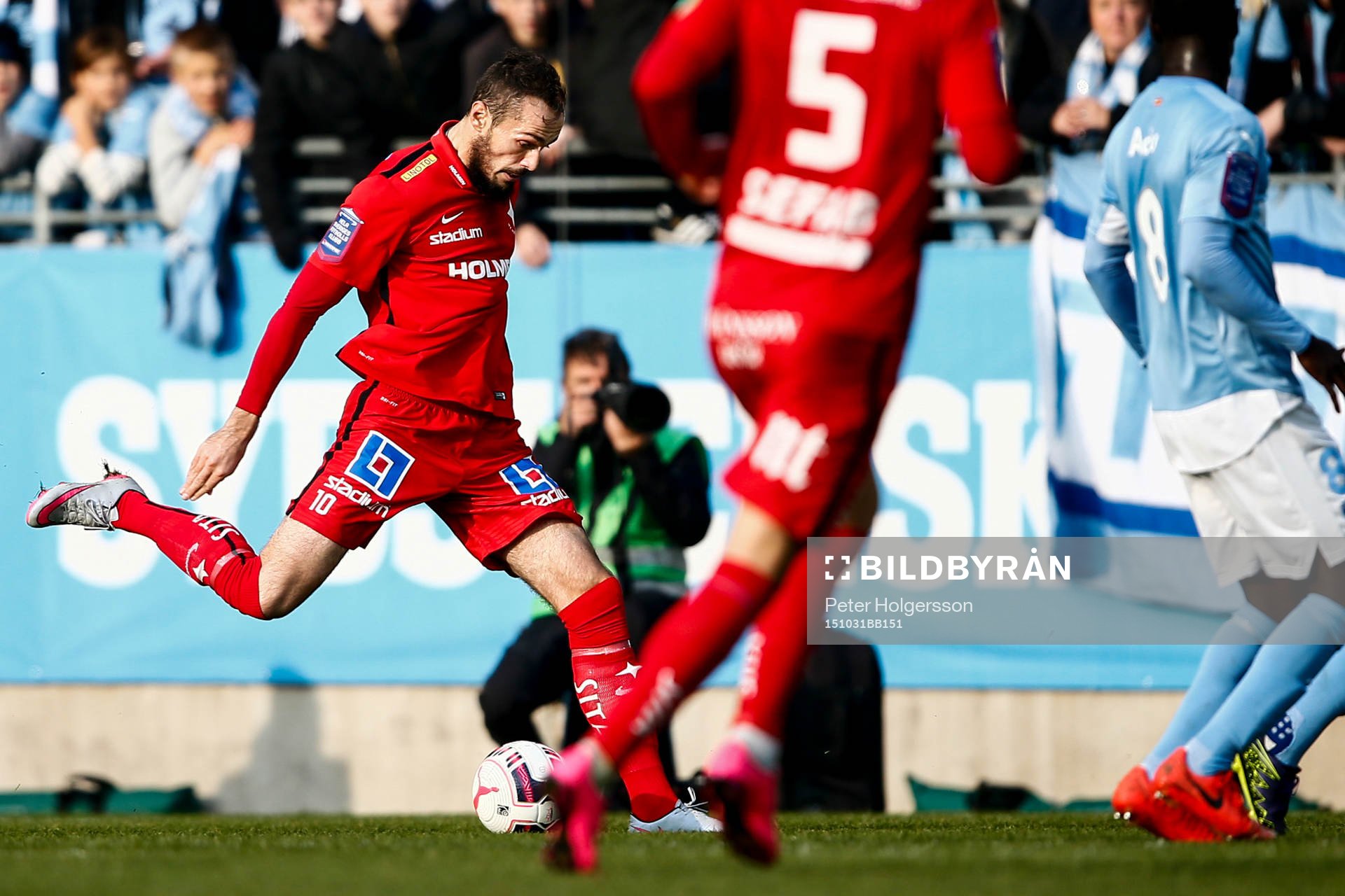 Norrköpings Emir Kujovic skjuter in 0-1 målet under fotbollsmatchen i Allsvenskan mellan Malmö FF och Norrköping den 31 oktober 2015 i Malmö.