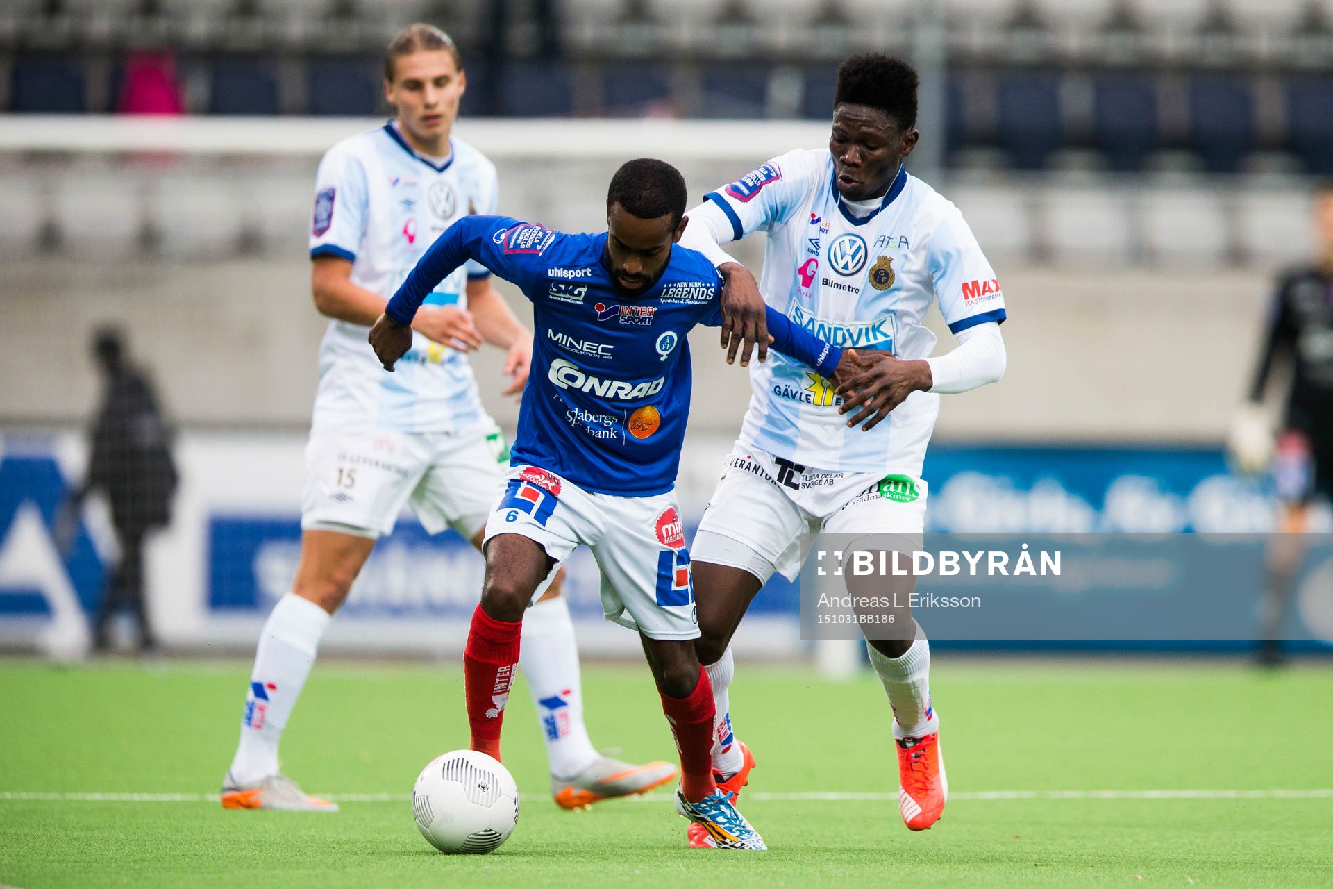Åtvidabergs Ammar Ahmed i kamp om bollen med Gefles