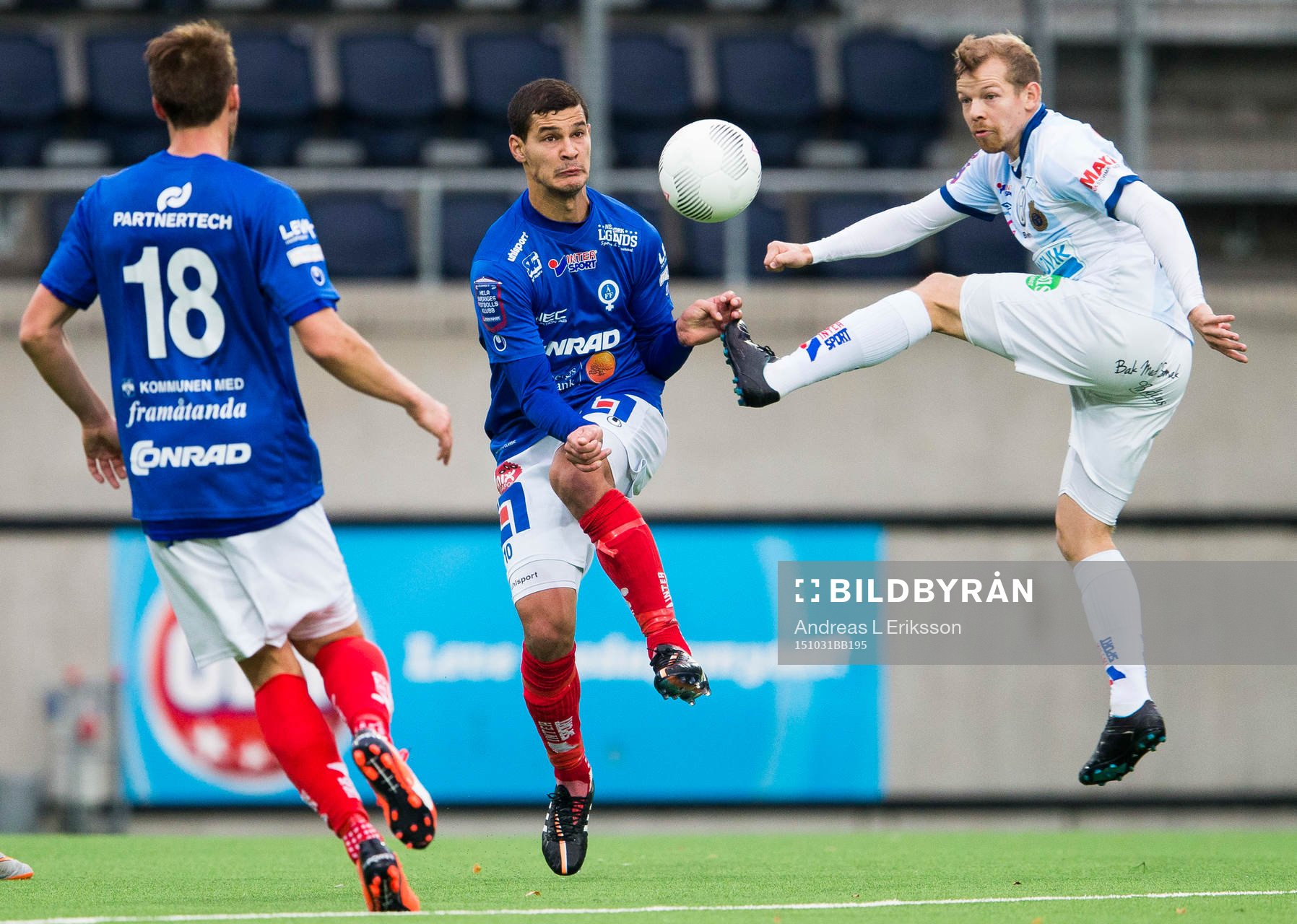 Åtvidabergs Mauricio Albornoz i kamp om bollen med Gefles Jonas Lantto under fotbollsmatchen i Allsvenskan mellan Gefle och Åtvidaberg den 31 oktober 2015 i Gävle.