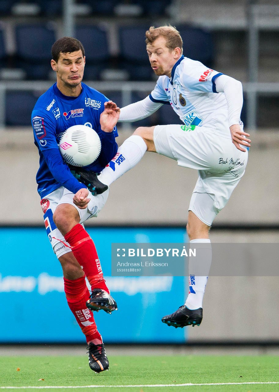Åtvidabergs Mauricio Albornoz i kamp om bollen med Gefles Jonas Lantto under fotbollsmatchen i Allsvenskan mellan Gefle och Åtvidaberg den 31 oktober 2015 i Gävle.