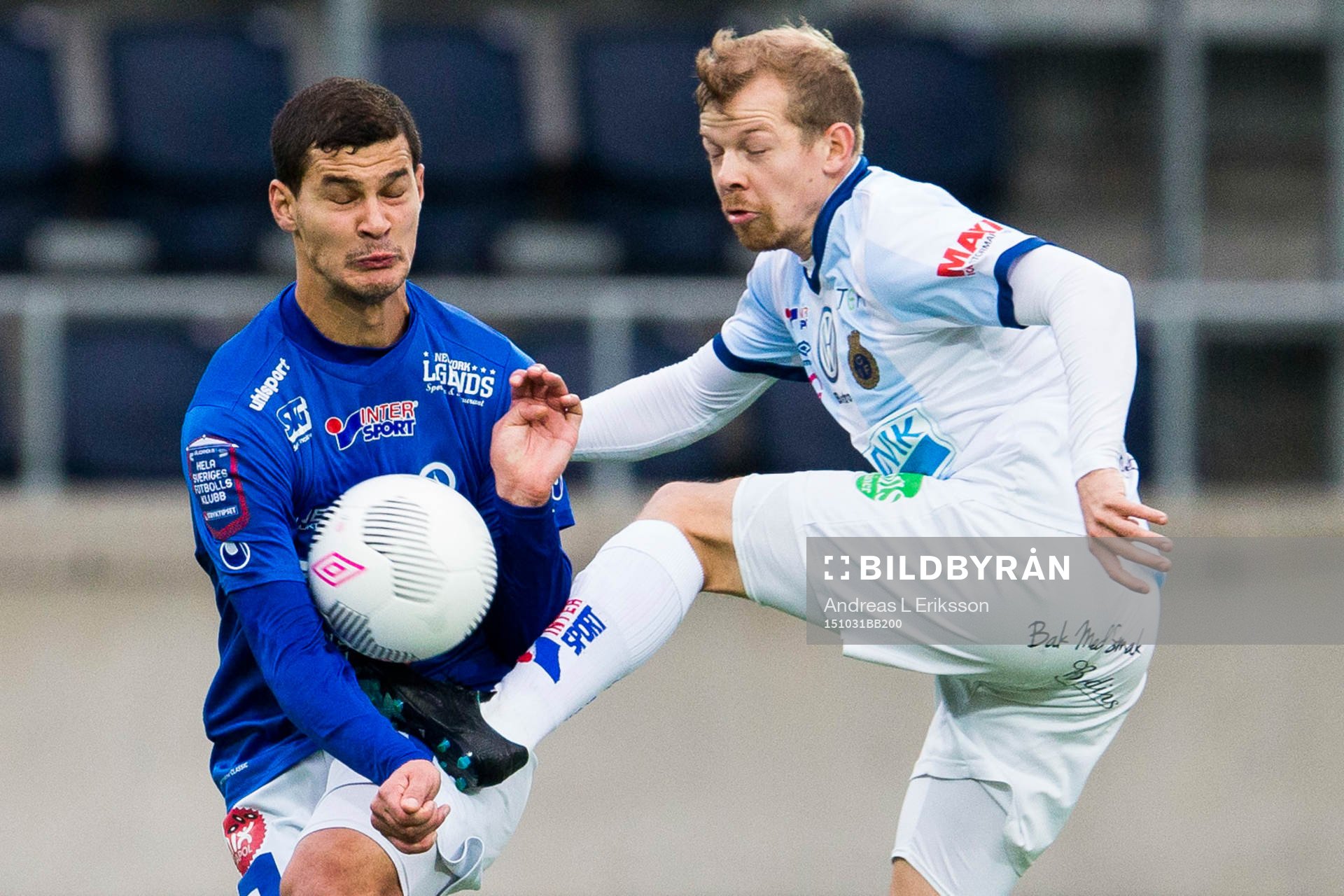 Åtvidabergs Mauricio Albornoz i kamp om bollen med Gefles Jonas Lantto under fotbollsmatchen i Allsvenskan mellan Gefle och Åtvidaberg den 31 oktober 2015 i Gävle.