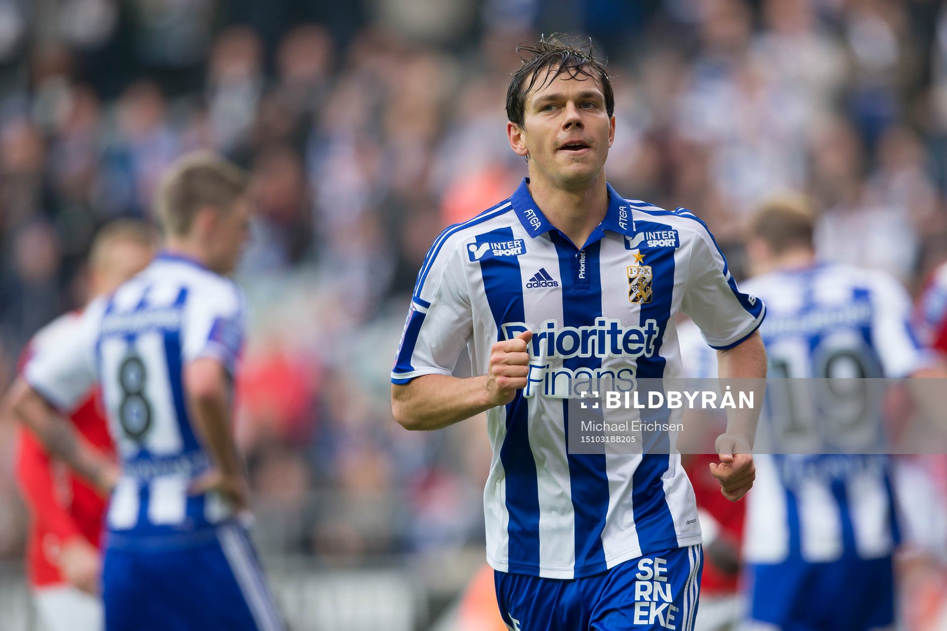 IFK Göteborgs Mads Albaek på väg ut för att slå