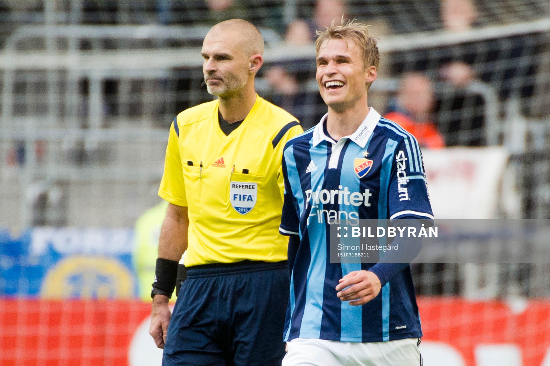 Domaren Michael Lerjeus bredvid Djurgårdens Sebastian