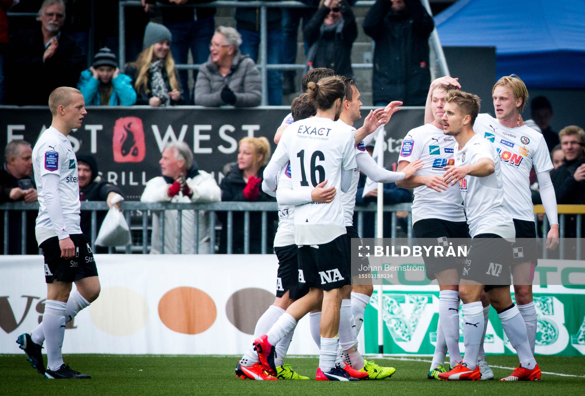Örebros Martin Broberg gör 1-0 och jublar