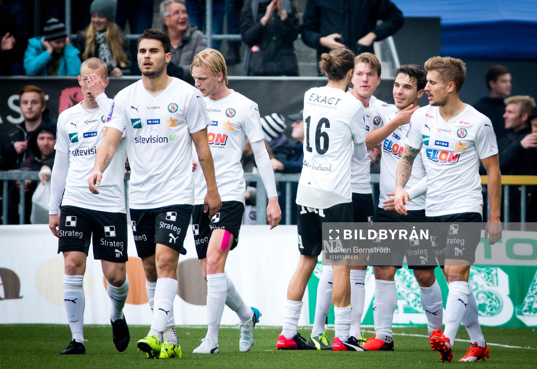 Örebros Martin Broberg gör 1-0 och jublar