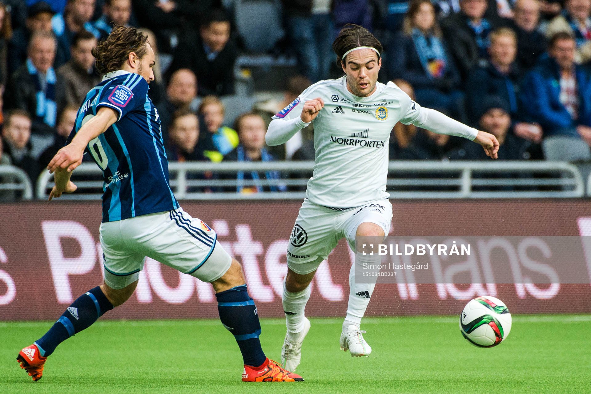 Djurgårdens Kevin Walker bryter skott från Sundsvalls