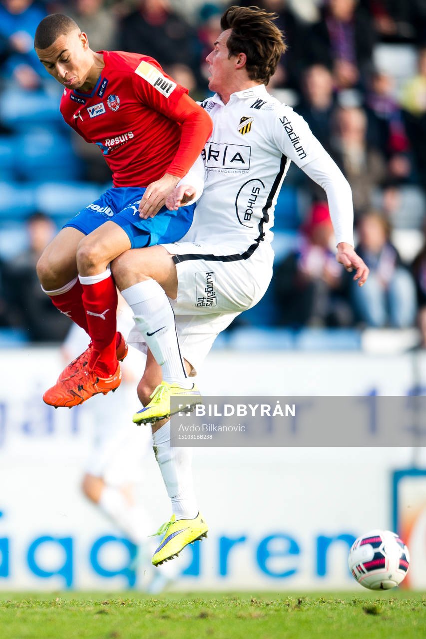 Helsingborgs Jordan Larsson sätter sig i knäna på