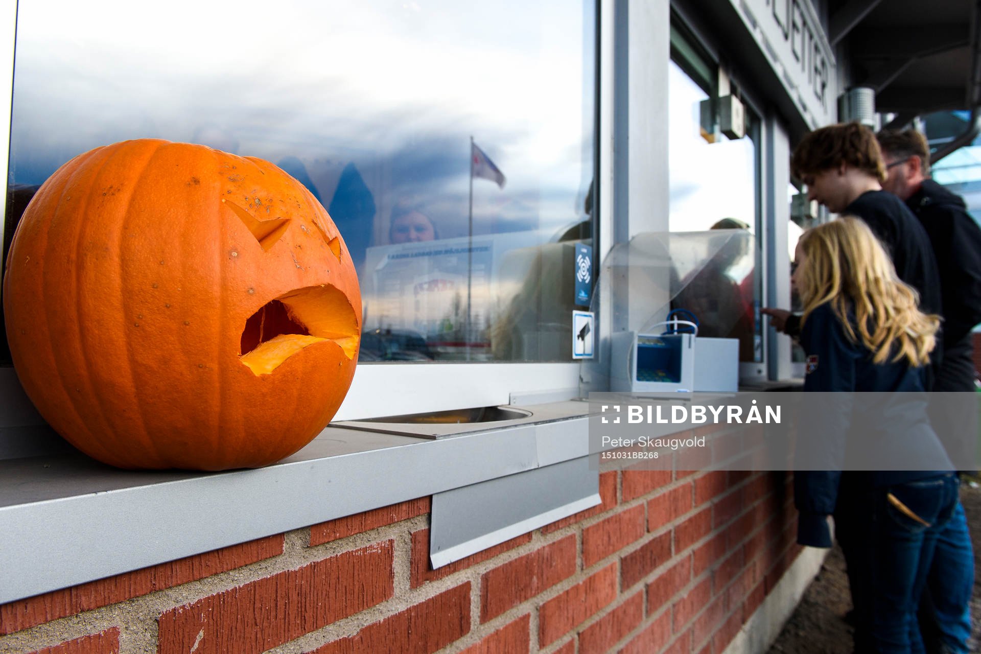 En halloween dekorerad pumpa vid biljettkassan