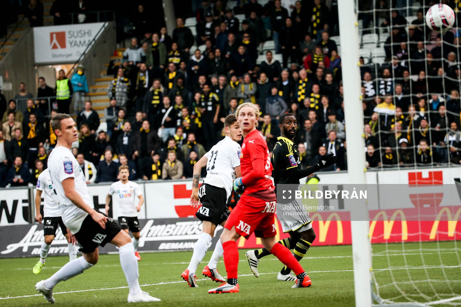 s Henok Goitom gör 1-1 på Örebros målvakt Jacob Rinne