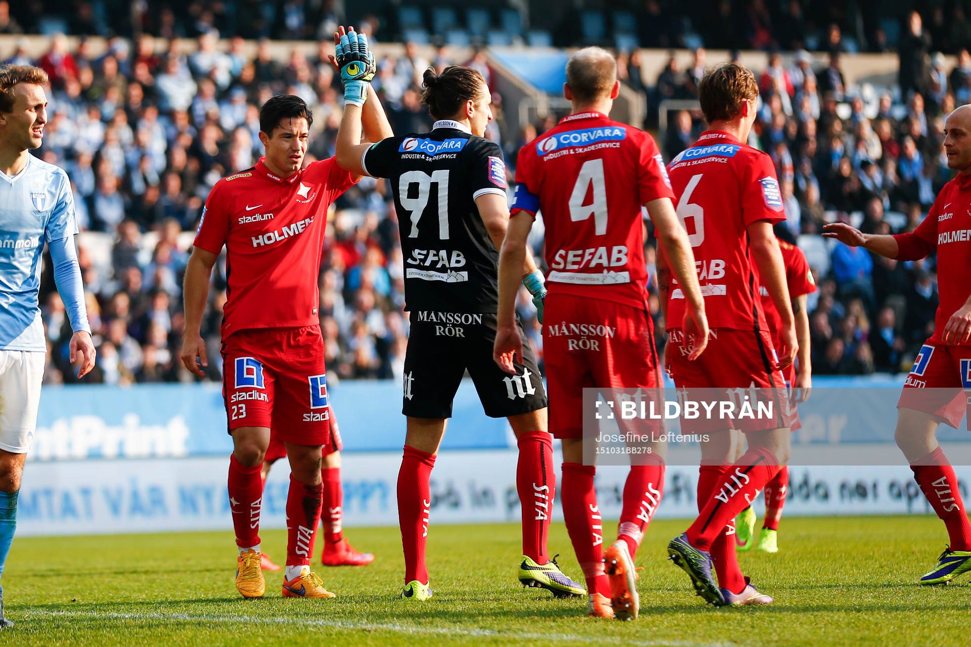 Norrköpings David Boo Wiklander (tv) tackar målvakt David