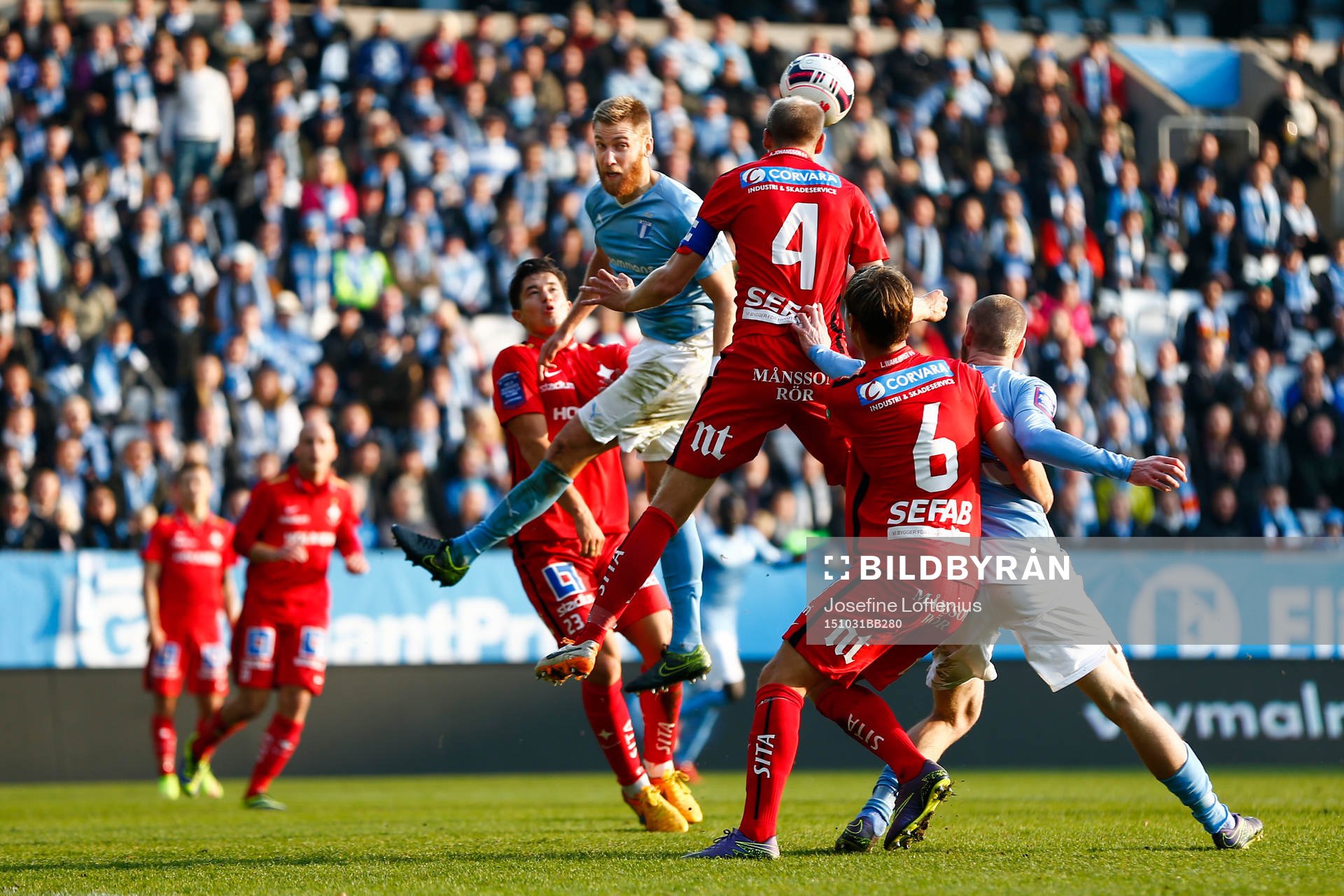 Norrköpings Andreas Johansson nickar bort bollen framför