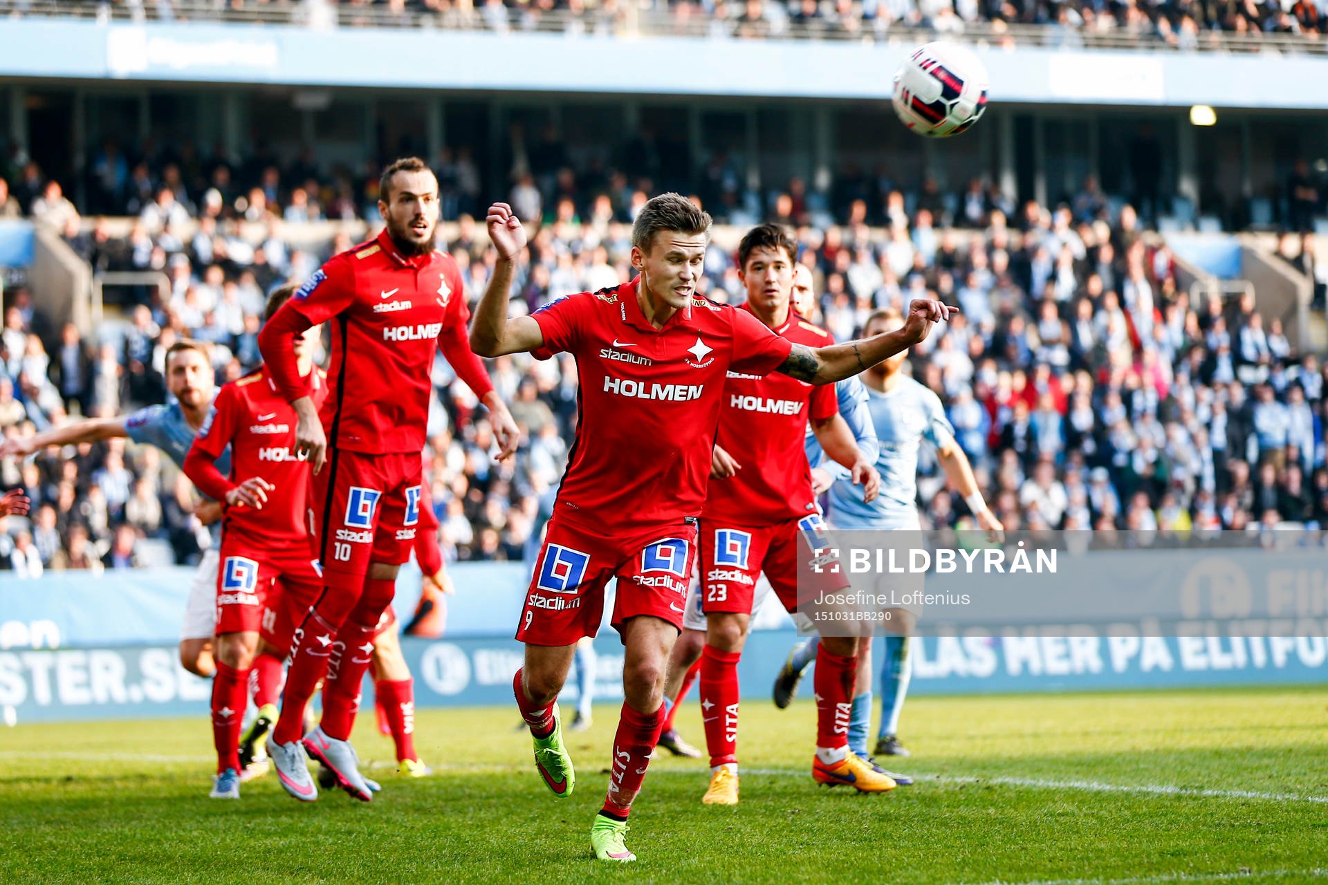 Norrköpings Arnor Ingvi Traustason nickar undan en boll