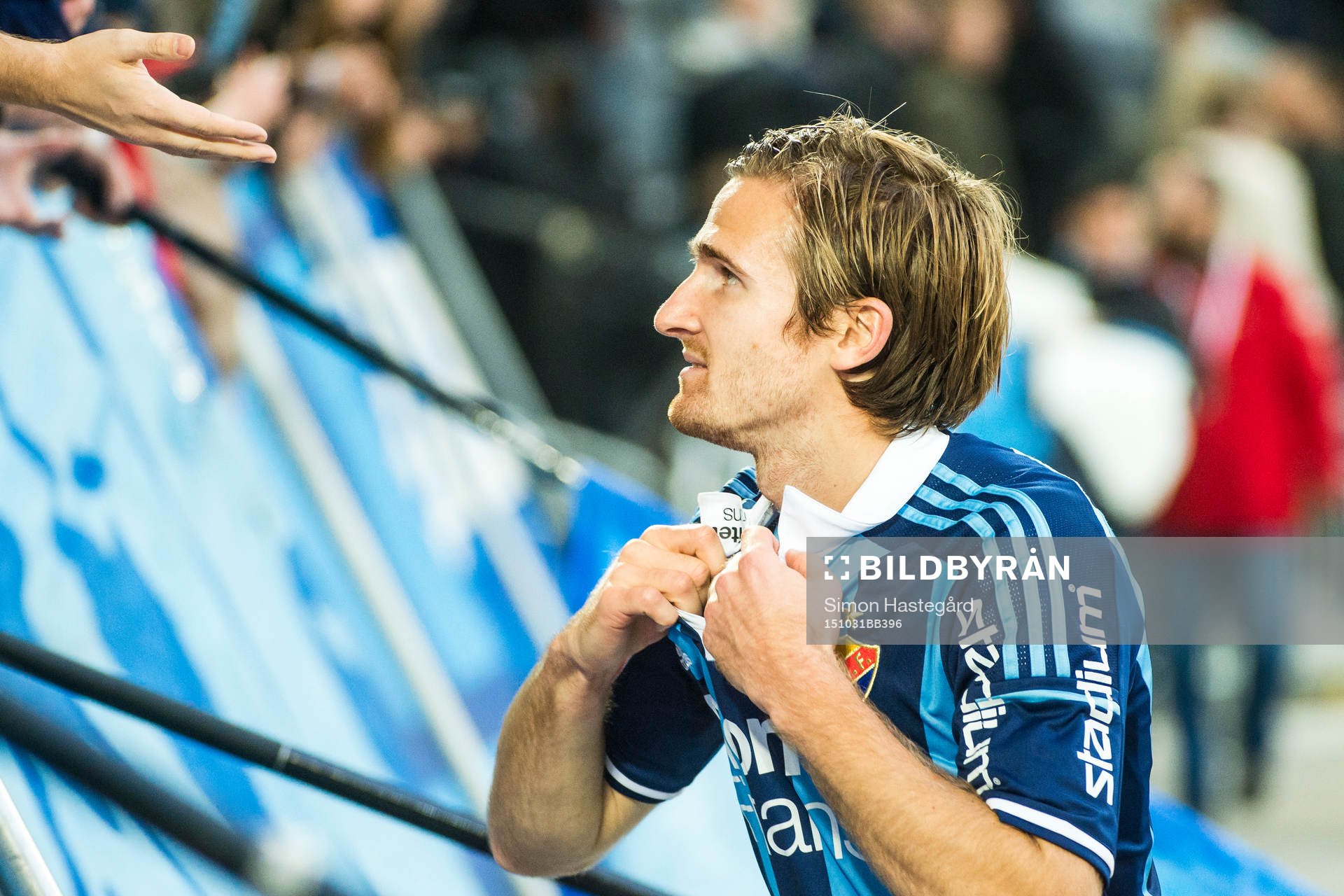 Djurgårdens Jesper Arvidsson ger bort sin matchtröja till