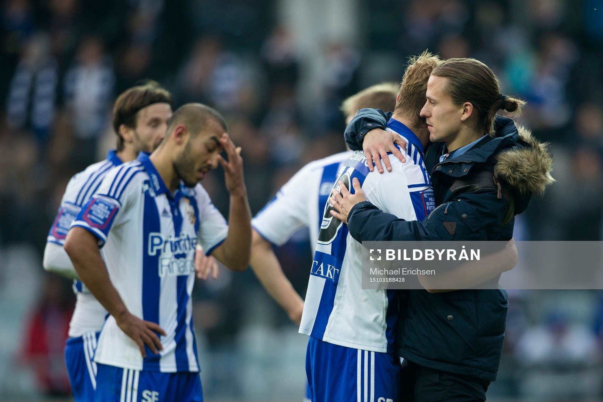 IFK Göteborgs tidigare spelare Lasse Vibe tröstar Gustav