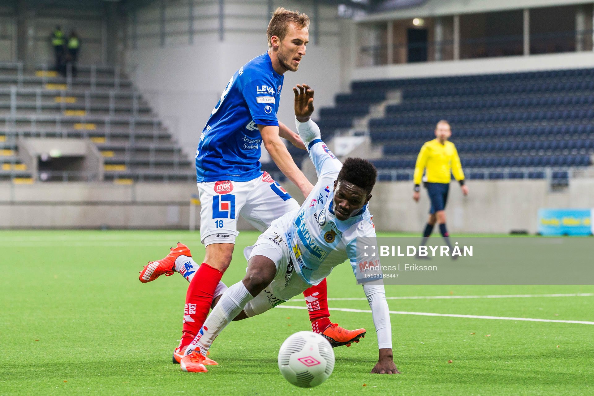 Åtvidabergs Tor Öyvind Hovda har omkull Gefles Kwame Bonsu