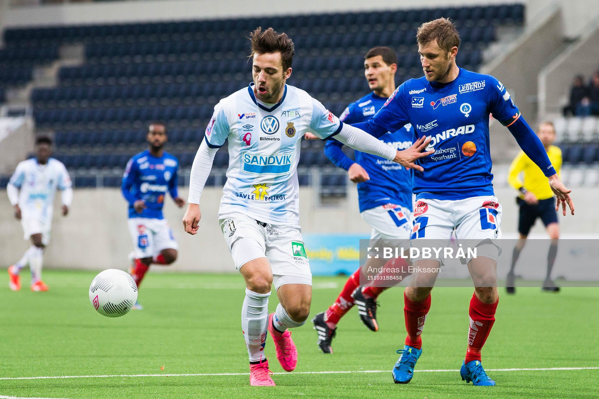 Gefles Dardan Mustafa i kamp om bollen med Åtvidabergs