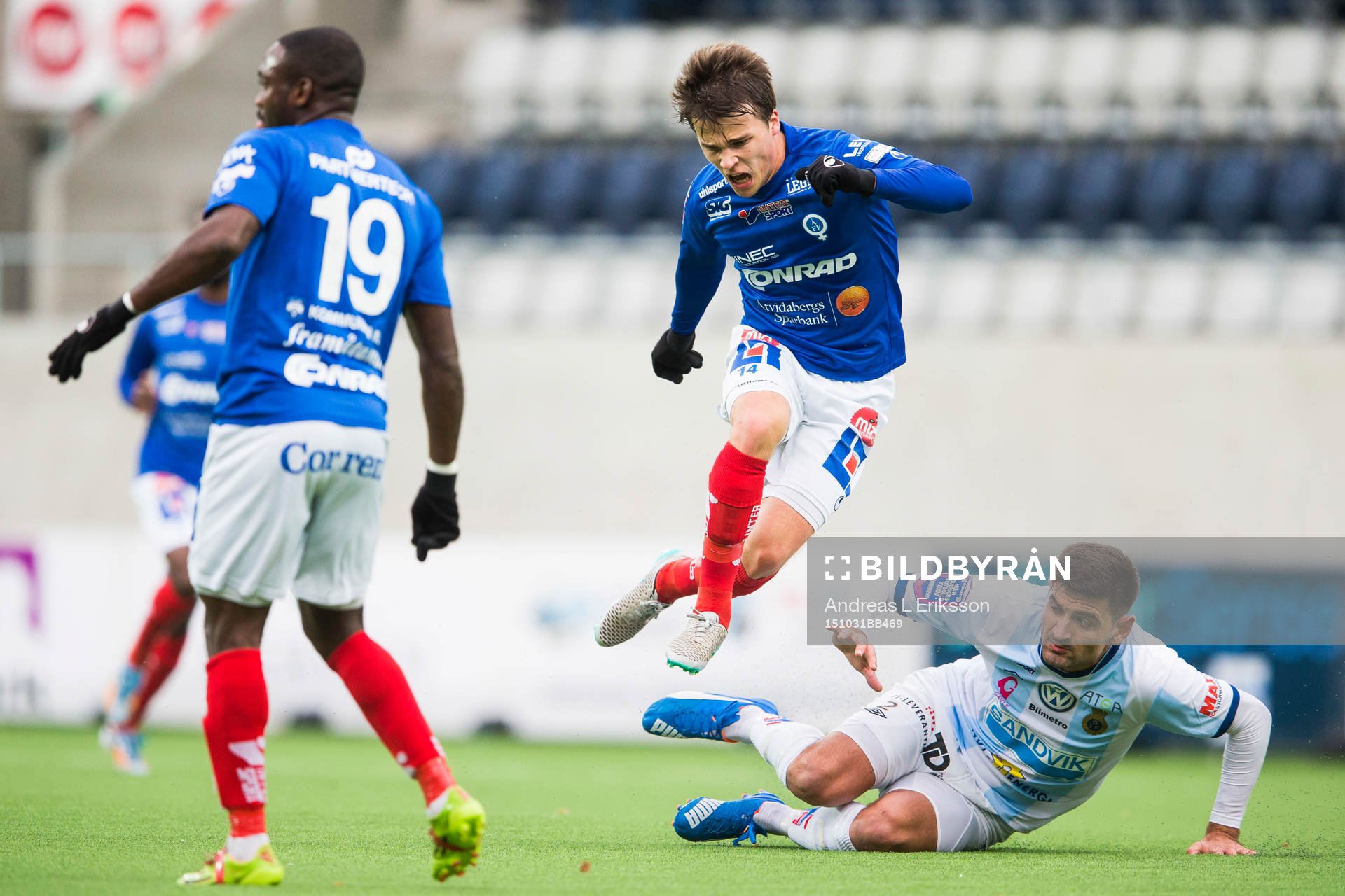Åtvidabergs Simon Skrabb hoppar över en Gefles Ilir