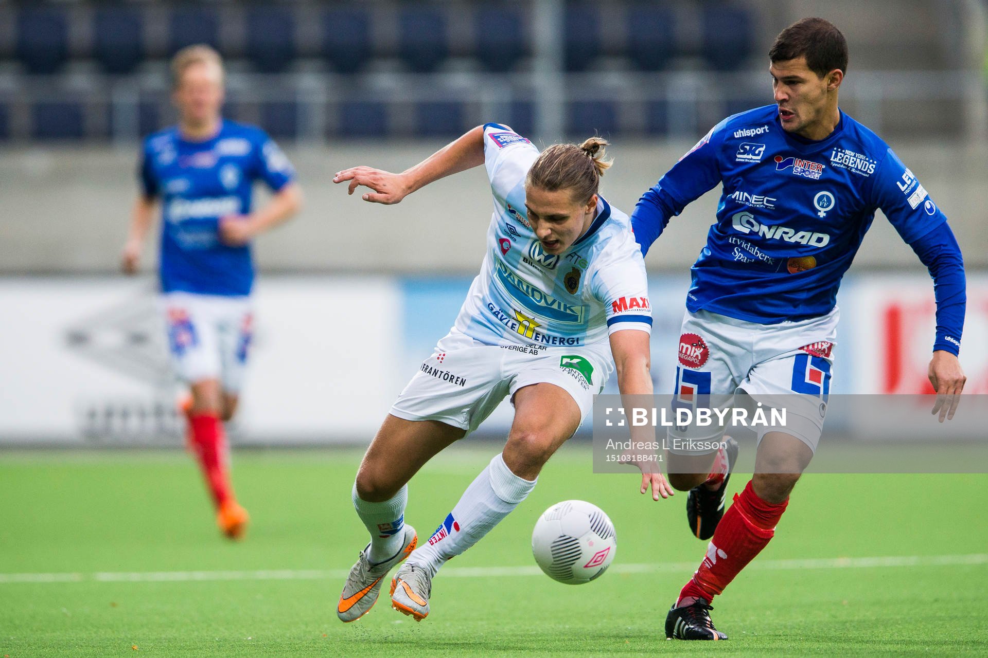 Gefles Jacob Hjelte i kamp om bollen med Åtvidabergs Mauricio Albornoz under fotbollsmatchen i Allsvenskan mellan Gefle och Åtvidaberg den 31 oktober 2015 i Gävle.