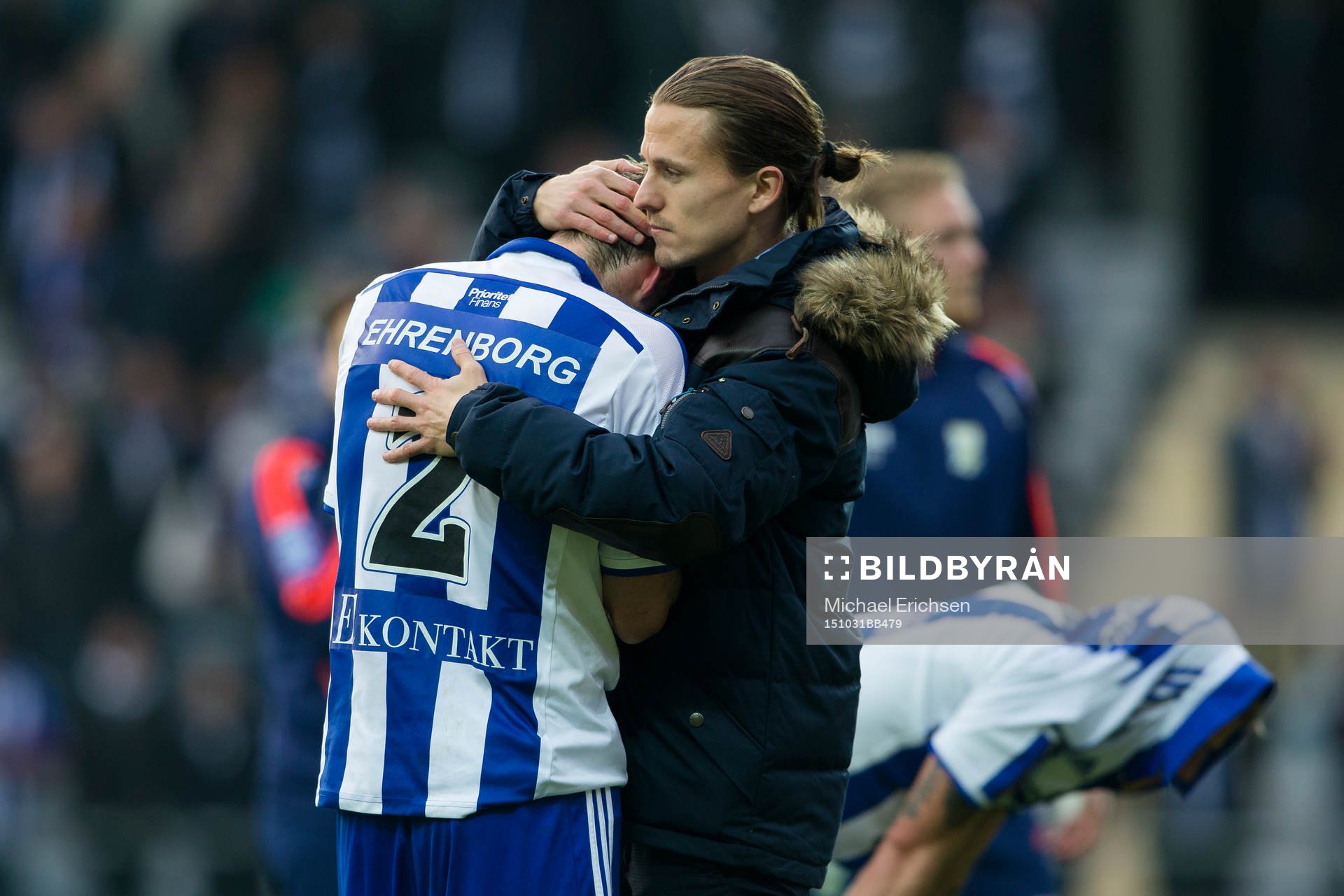 IFK Göteborgs tidigare spelare Lasse Vibe tröstar Emil