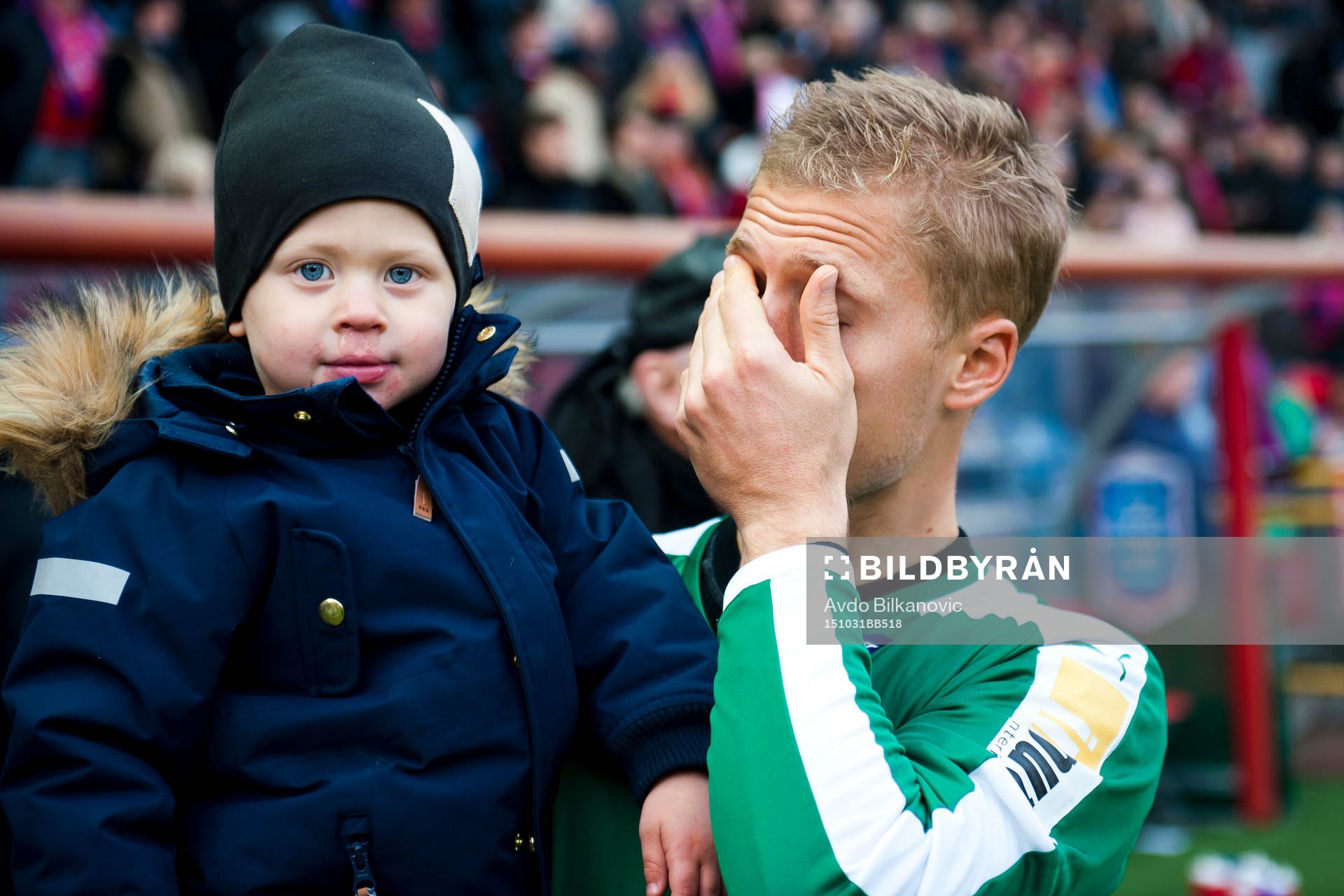 Helsingborgs målvakt Pär Hansson med sonen i armar