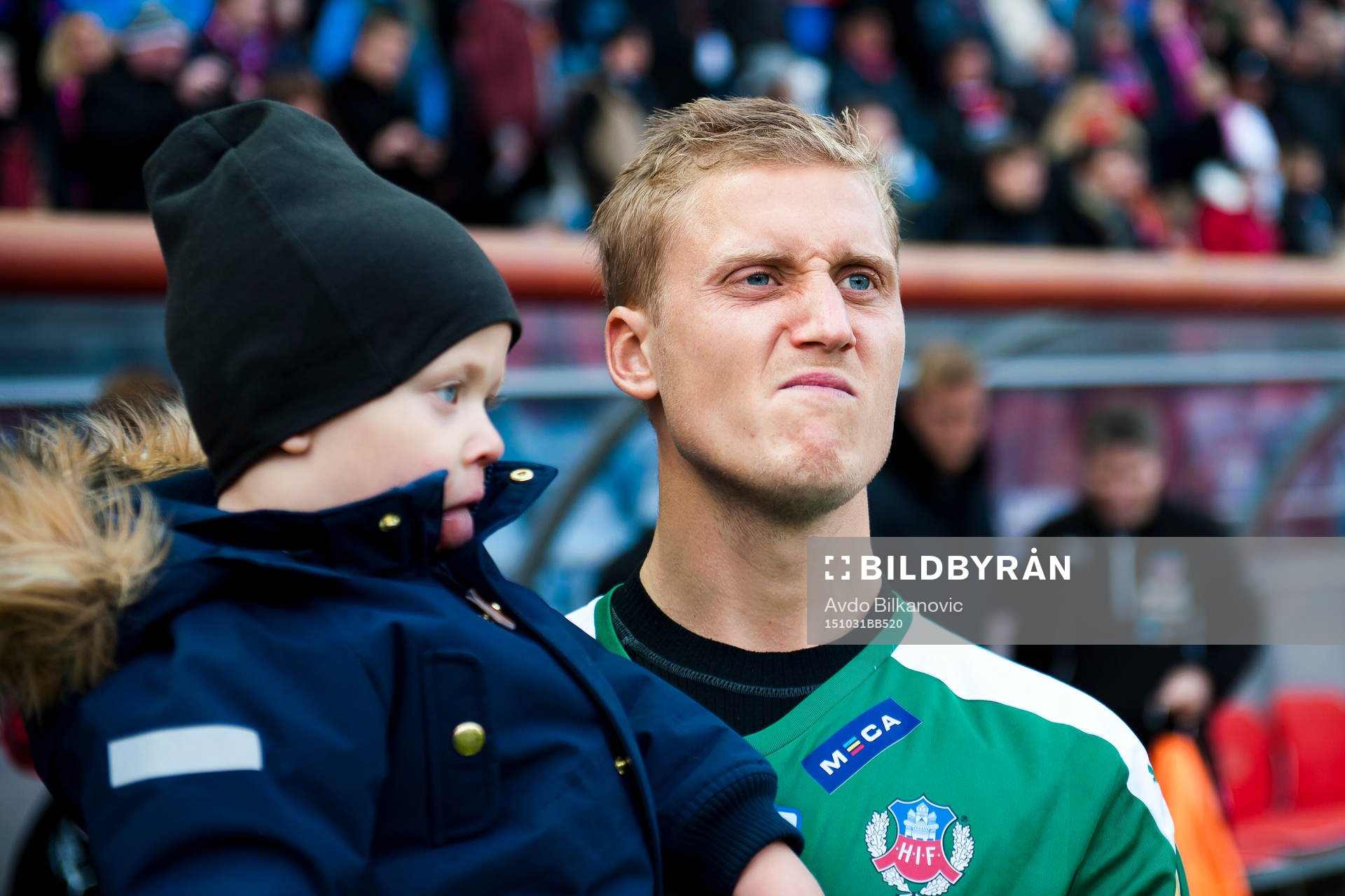 Helsingborgs målvakt Pär Hansson med sonen i armar