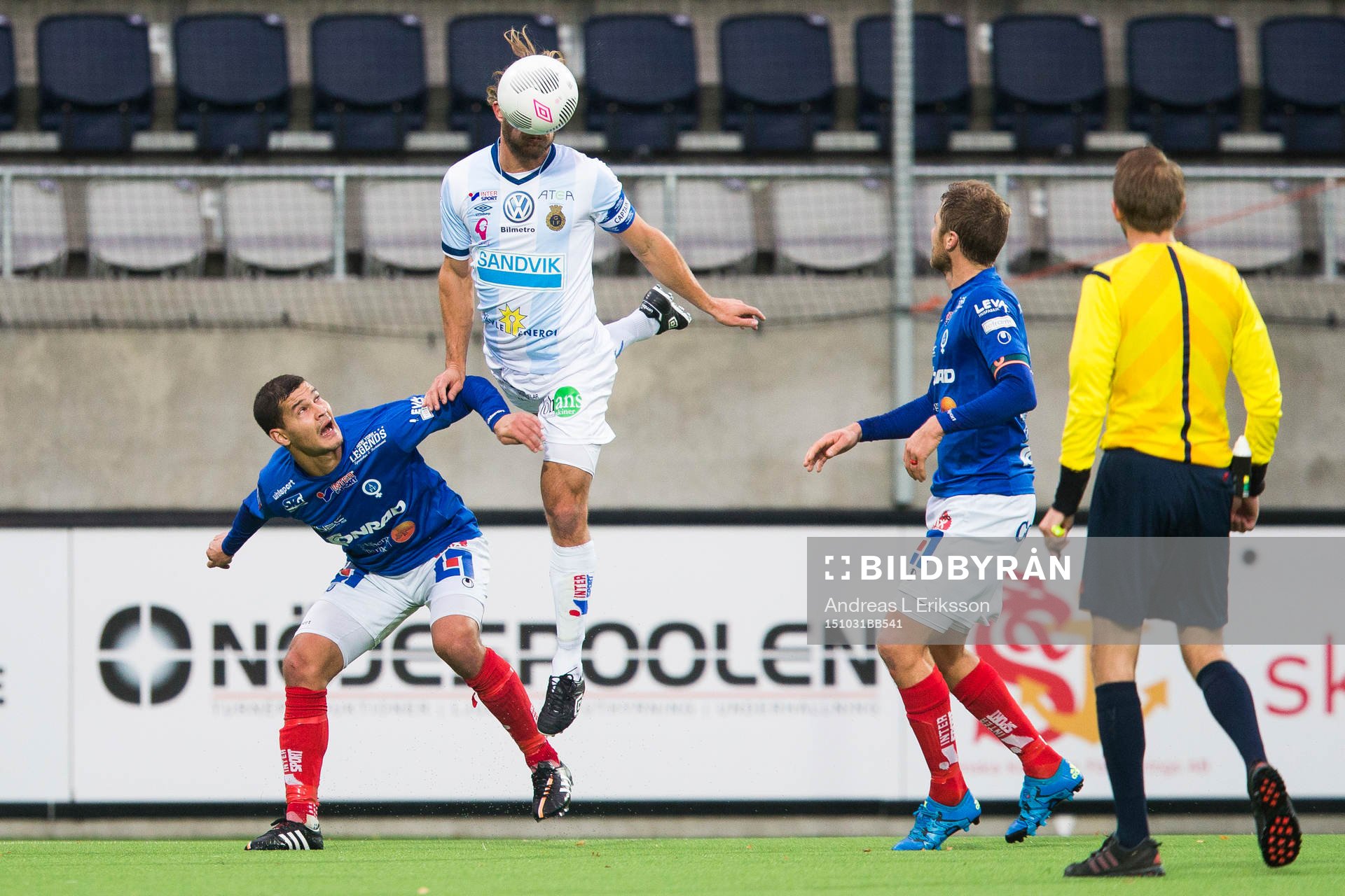 Åtvidabergs Mauricio Albornoz ser på när Åtvidabergs