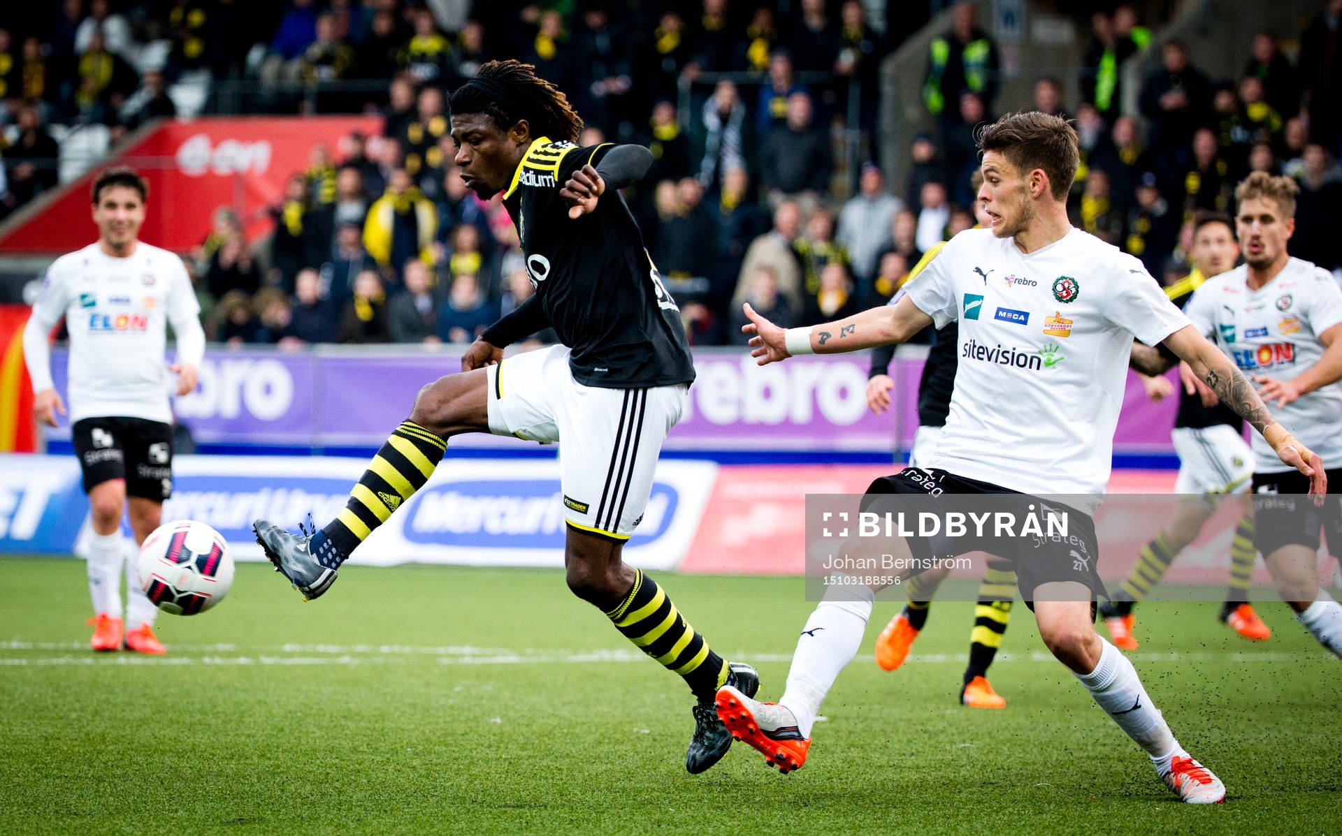 s Mohamed Bangura och Örebros Hjörtur Logi Valgardsson