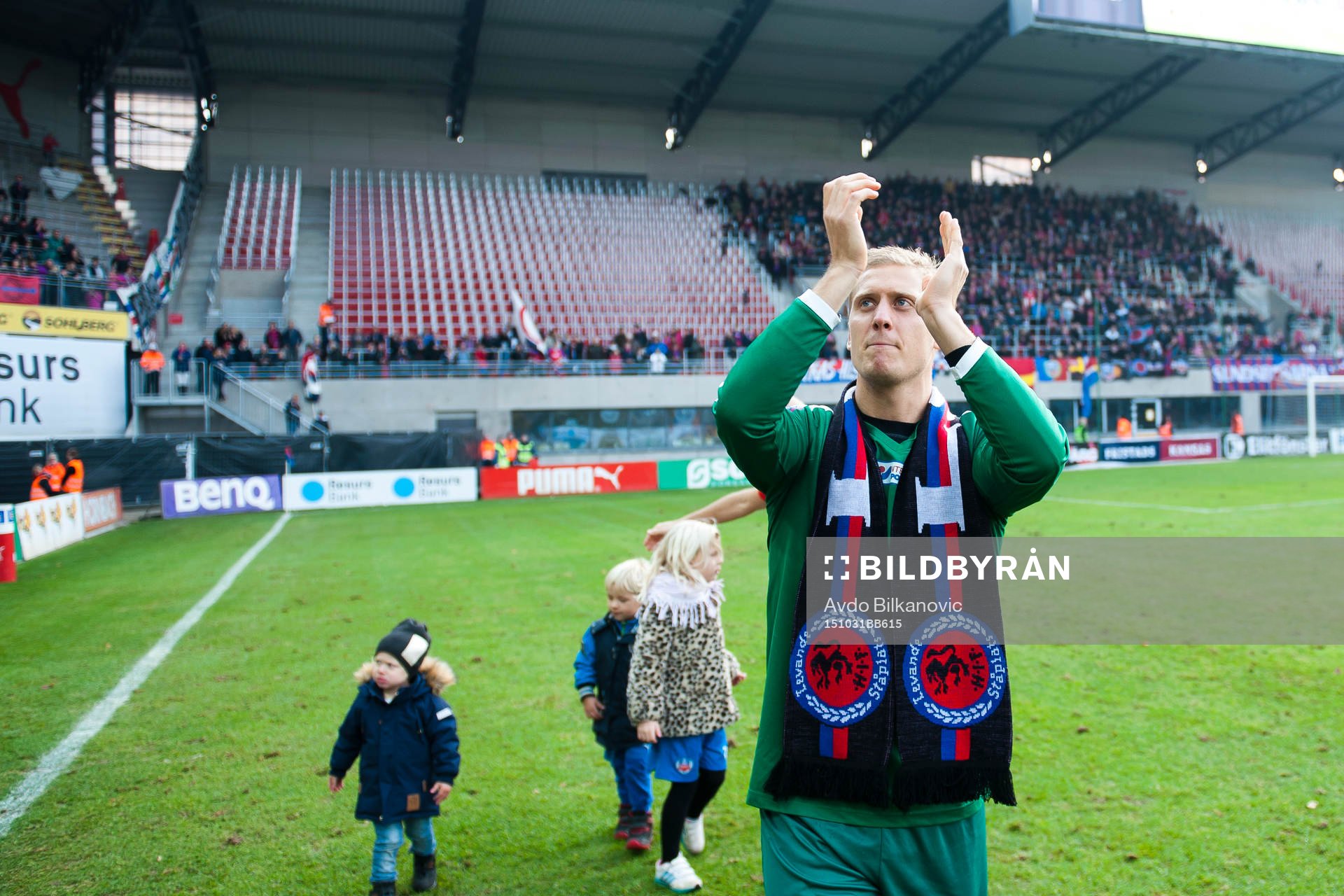 Helsingborgs målvakt Pär Hansson tackar publiken
