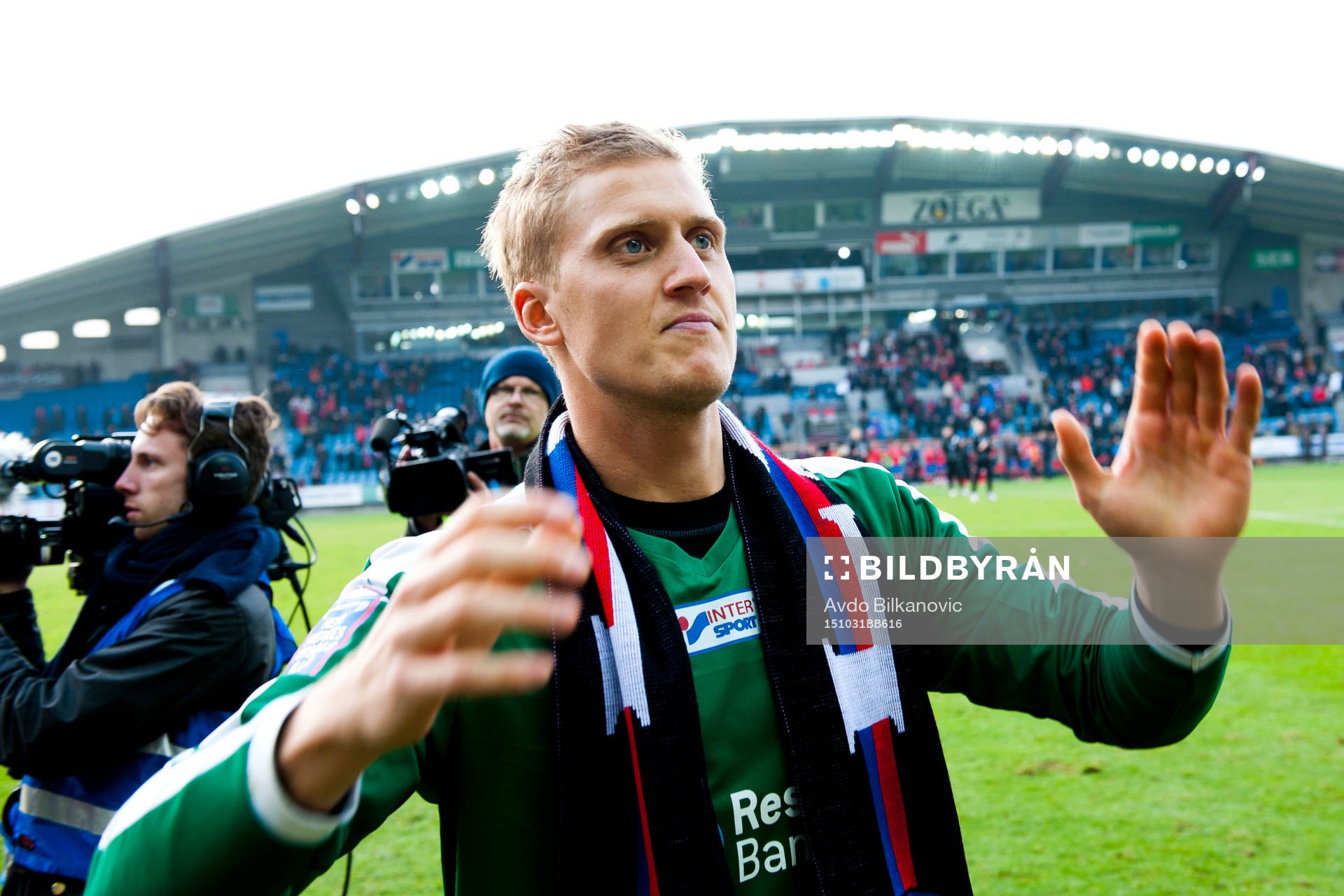 Helsingborgs målvakt Pär Hansson tackar publiken
